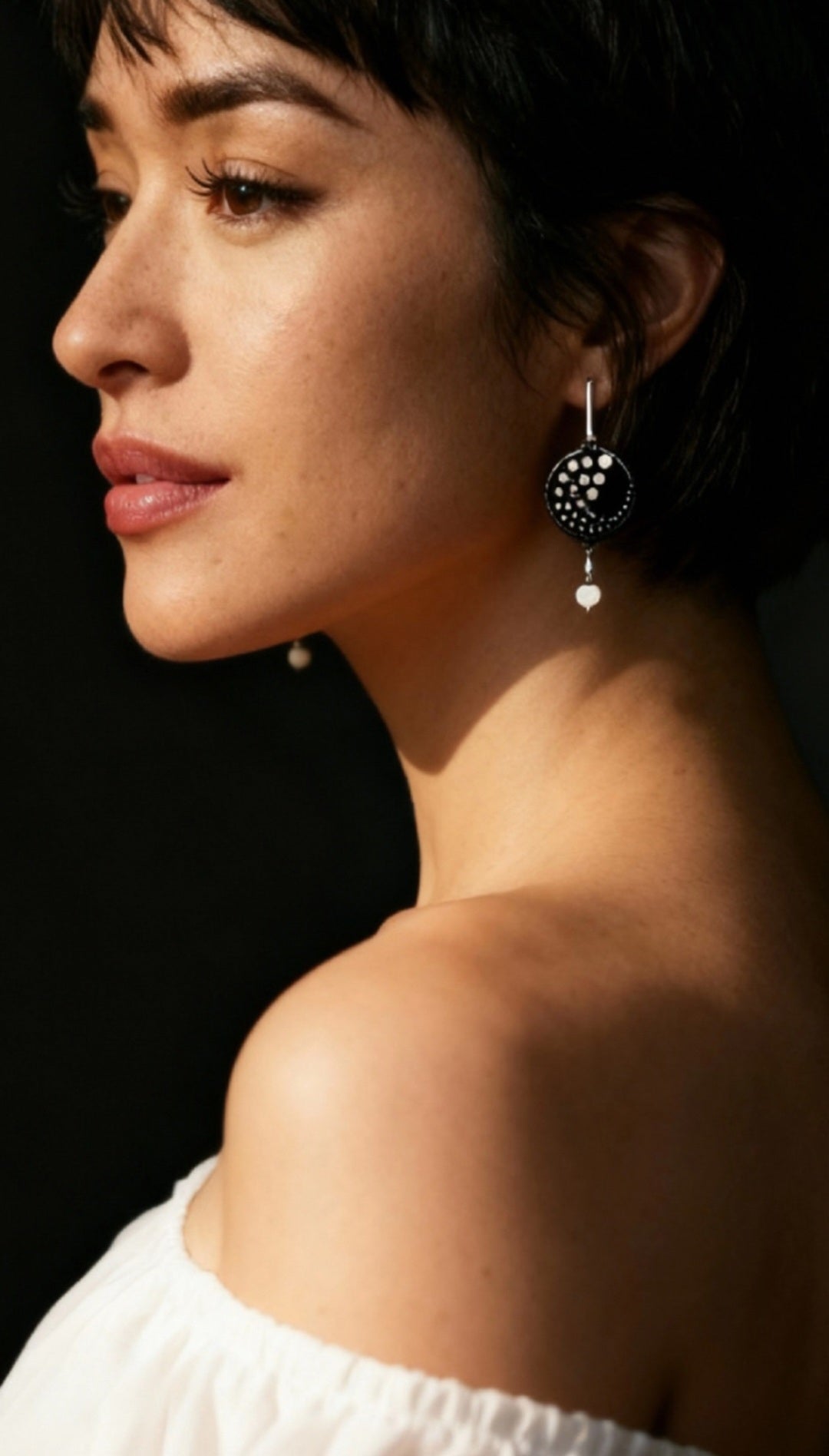 Boucles d'Oreilles Rondes Émail Noir - Pois Lustre d'Argent - Perle Argent Satiné - Fait Main