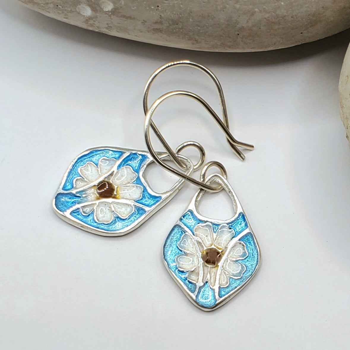  Bijou email artisanal sur argent, fleur blanche cloisonné, fait main en France
