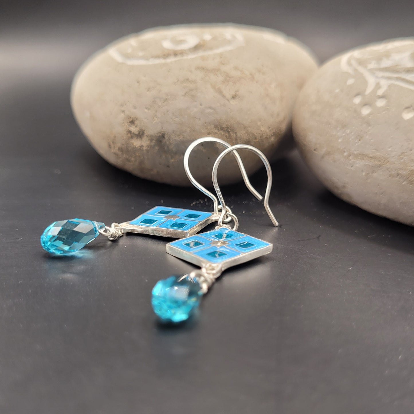 Bijou email artisanal sur argent, losange champlevé cristal bleu, fait main en France
