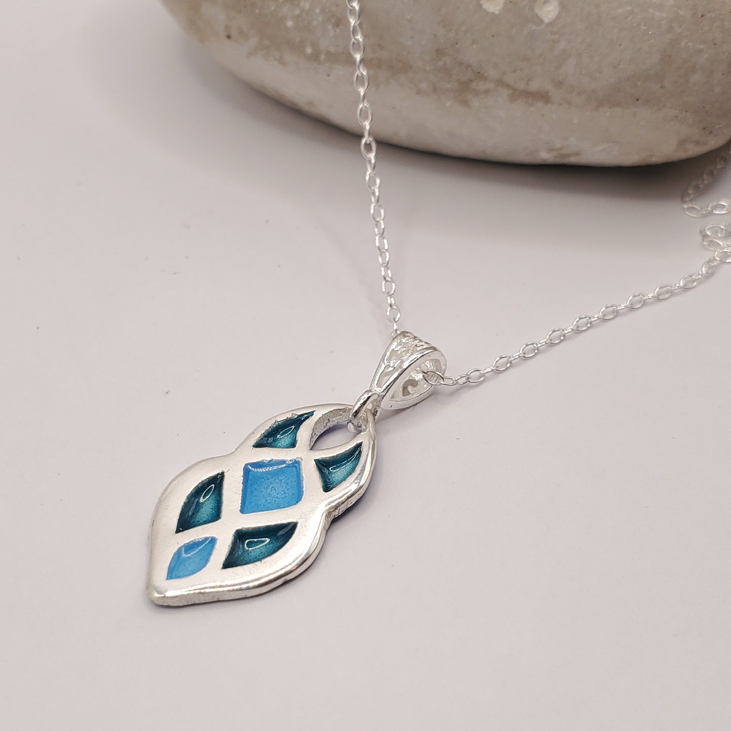 Bijou email artisanal sur argent, pendentif géométrique, fait main en France