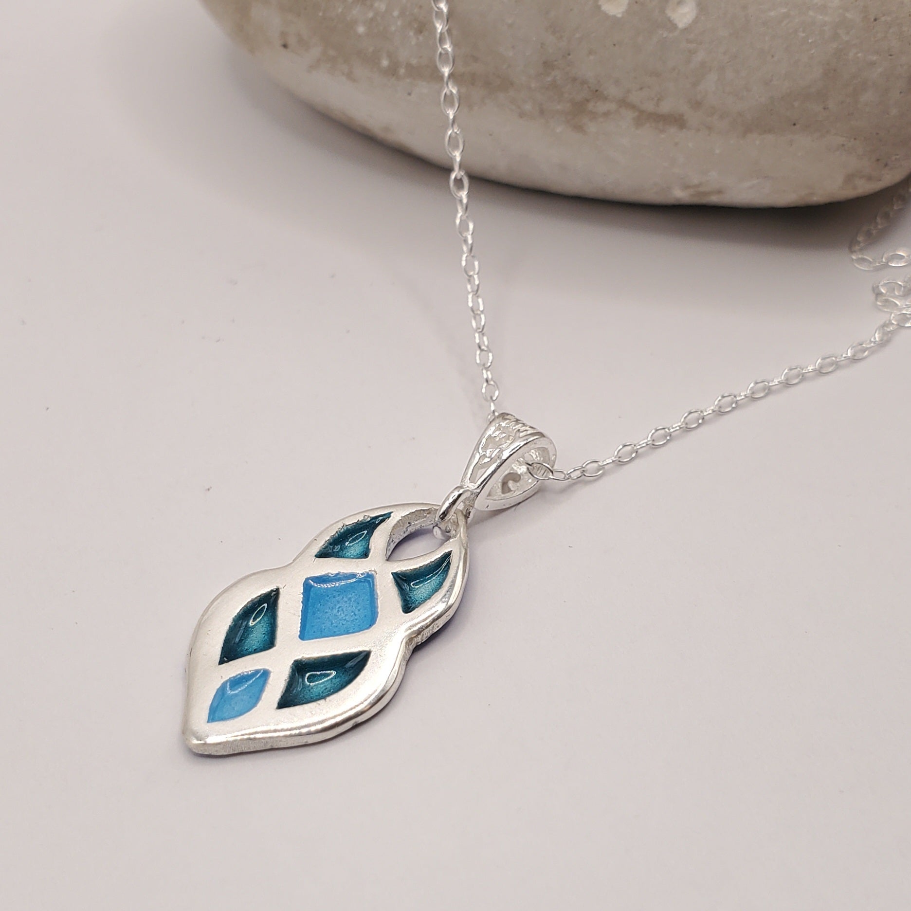 Bijou email artisanal sur argent, pendentif géométrique, fait main en France