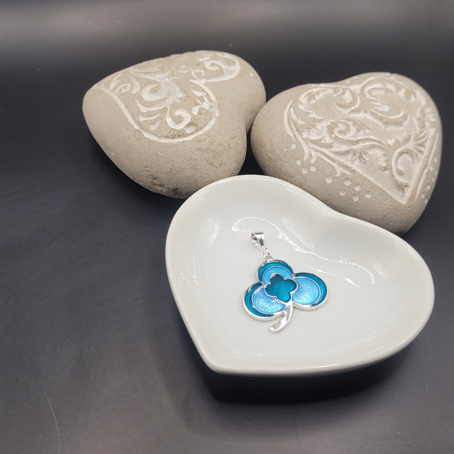  Bijou email artisanal sur argent, trèfle cloisonné bleu, fait main en France