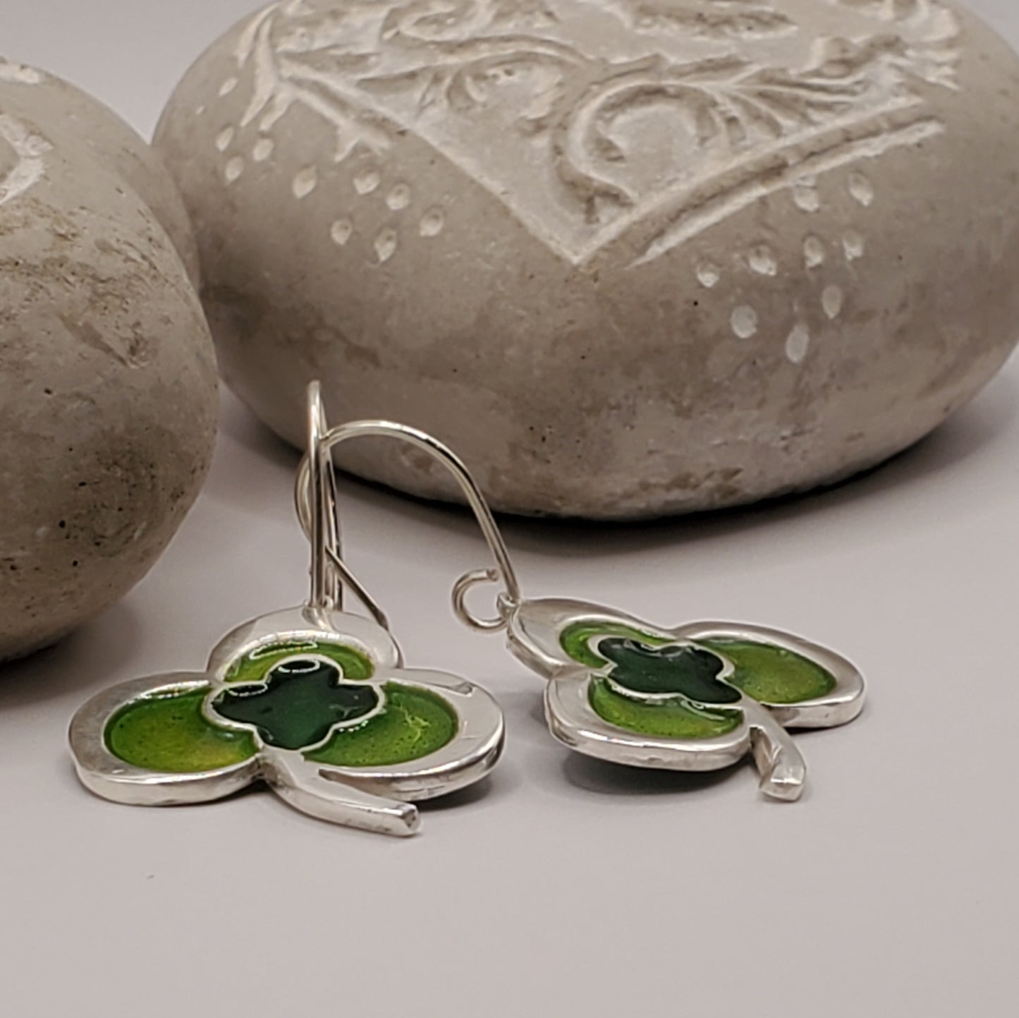 Bijou email artisanal sur argent, motif trèfle cloisonné vert, fait main en France