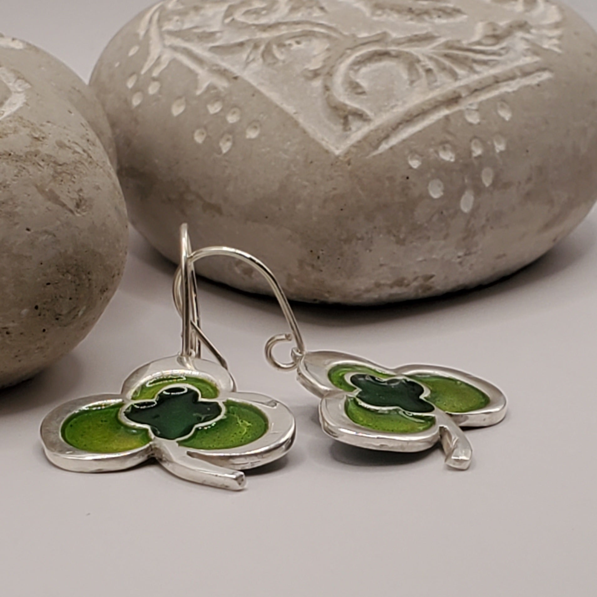 Bijou email artisanal sur argent, motif trèfle cloisonné vert, fait main en France