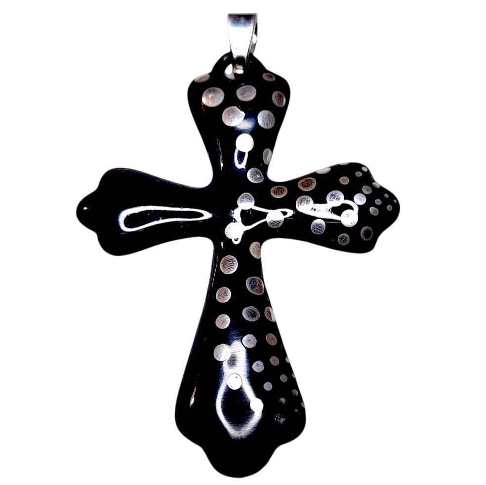 pendentif croix émaillée en forme de croix et aux petits pois d'argent . Bijou artisanal maison calub