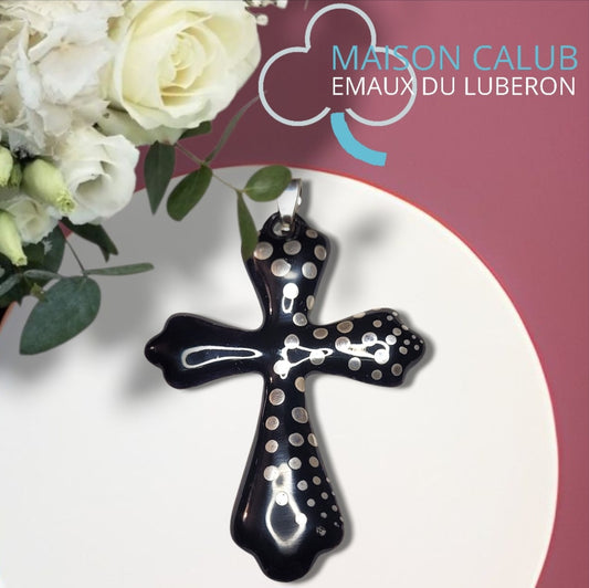 sur un présentoir pendentif croix émaillée en forme de croix et aux petits pois d'argent . Bijou artisanal maison calub
