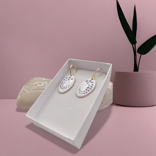 Boucles d'oreilles ovales émail blanc pointillés violets sur cuivre - laiton doré - bijou artisanal fait main Maison CALUB
