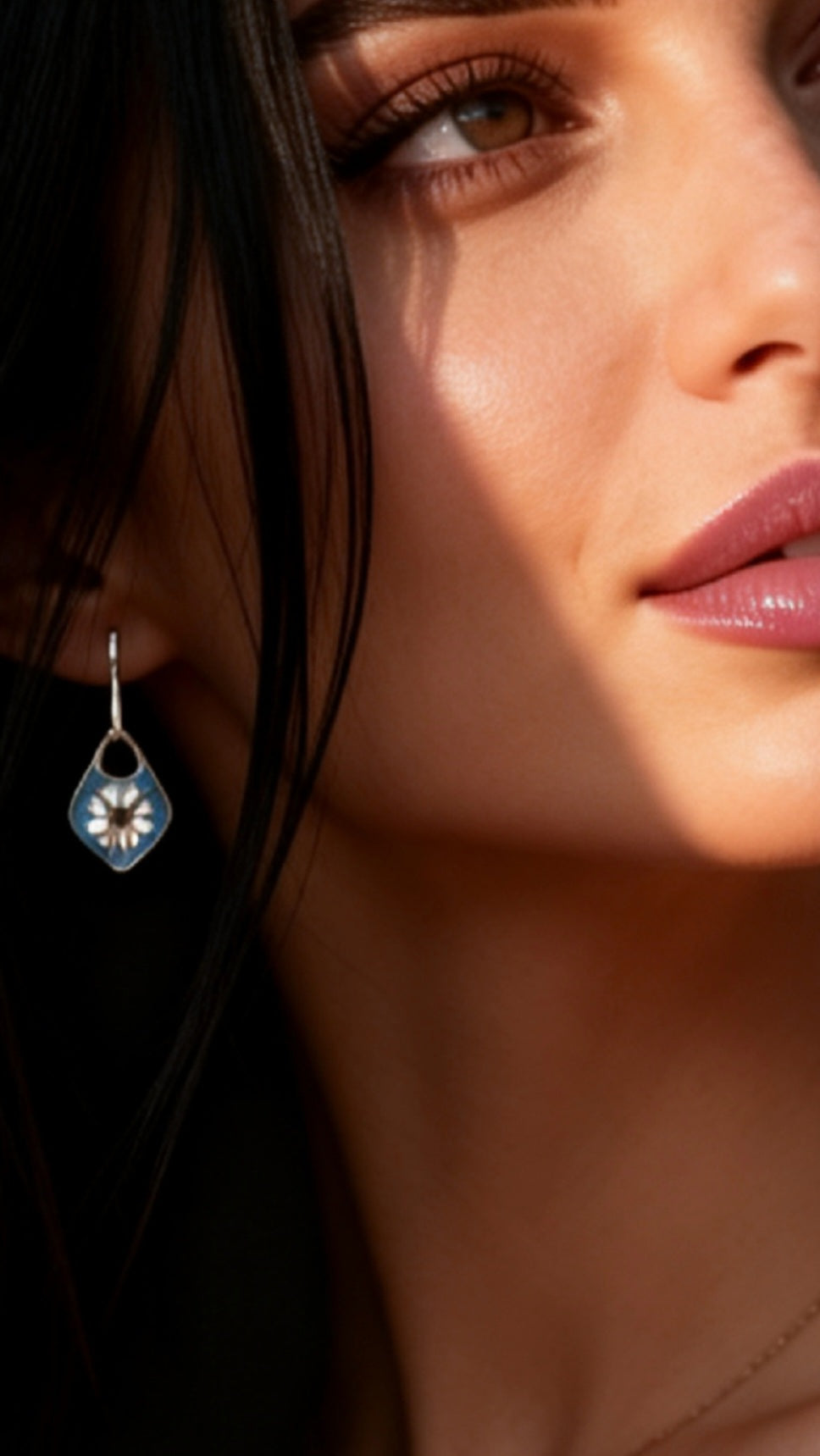 Bijou emaux grand feu sur argent, fleur blanche fond bleu turquoise