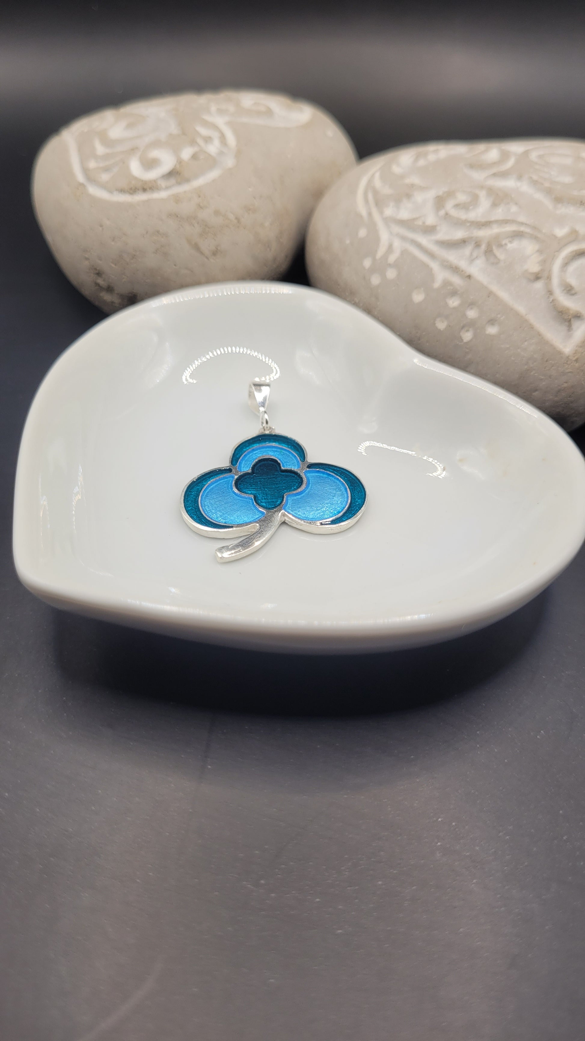 Bijou emaux grand feu sur argent, trèfle bleu turquoise et ciel