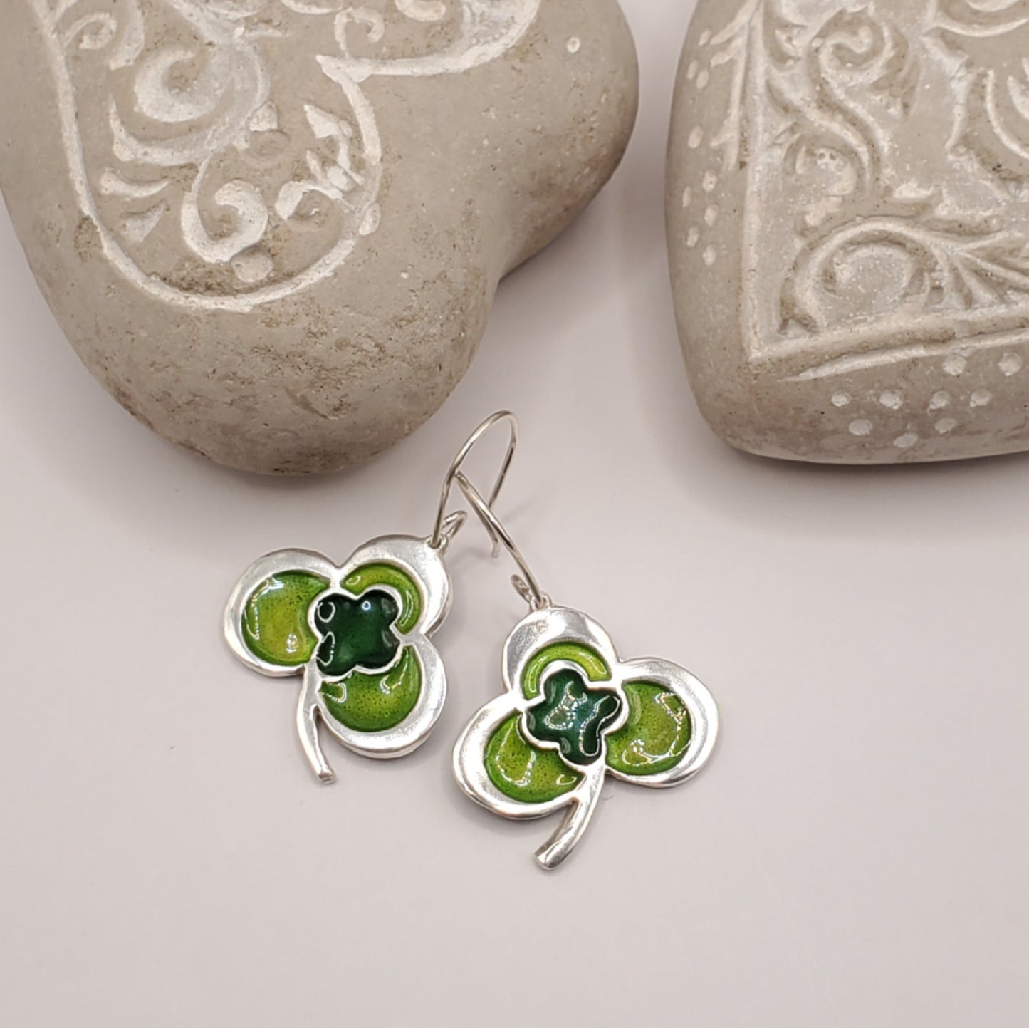 Bijou emaux grand feu sur argent, motif trèfle tons verts variés