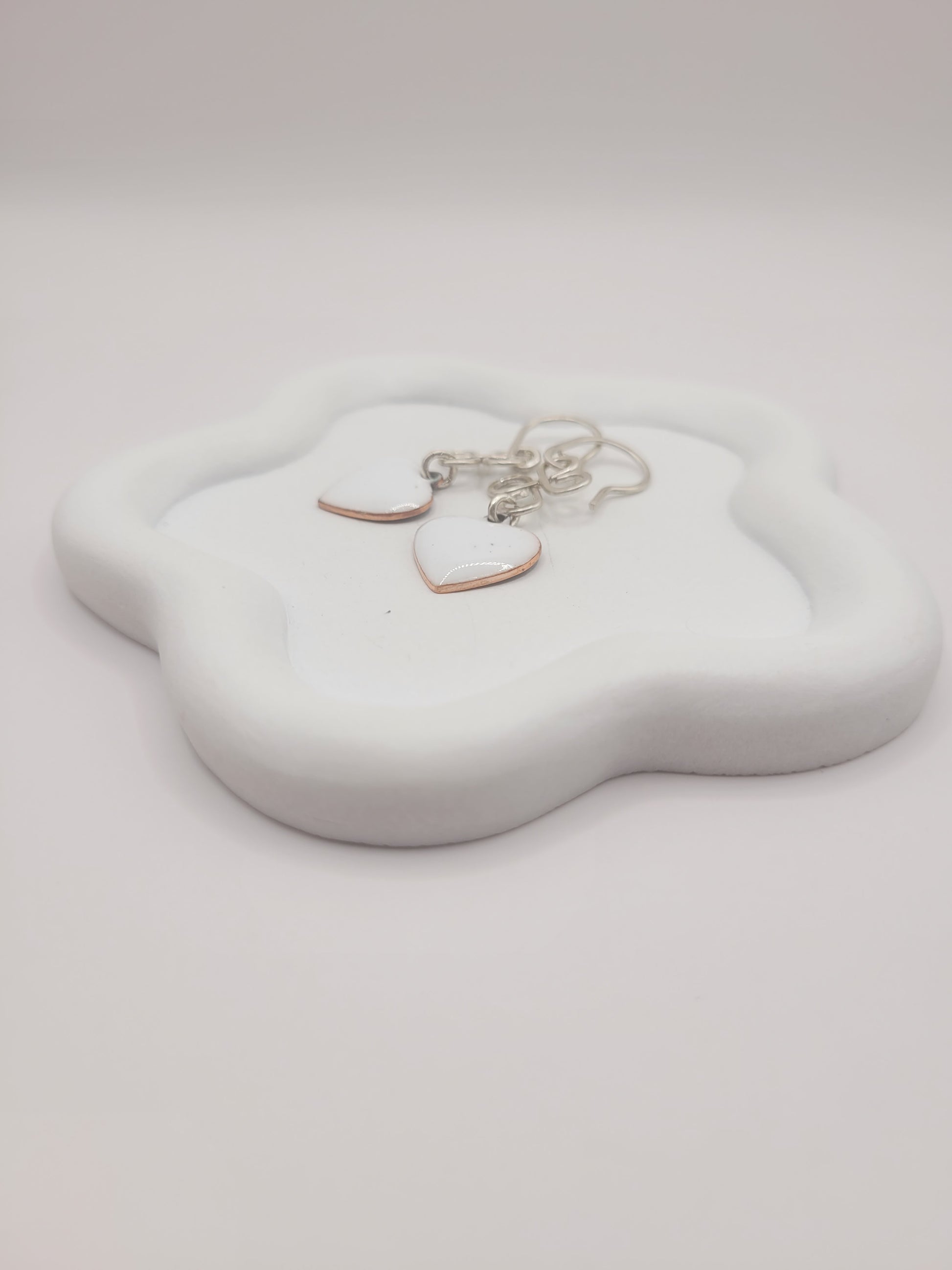 bijou artisanal fait main, boucles d'oreilles coeur en émail  blanc montage sur argent. Création artisanale de maison calub. Emaux opaques