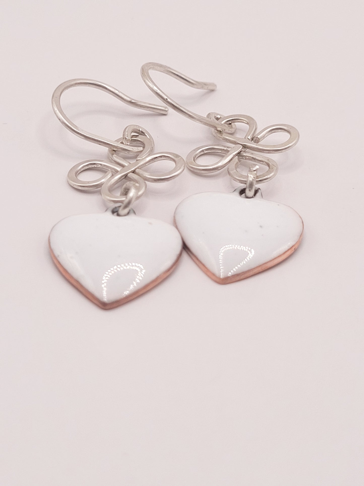 bijou artisanal fait main, boucles d'oreilles coeur en émail  blanc montage sur argent. Création artisanale de maison calub. Emaux opaques