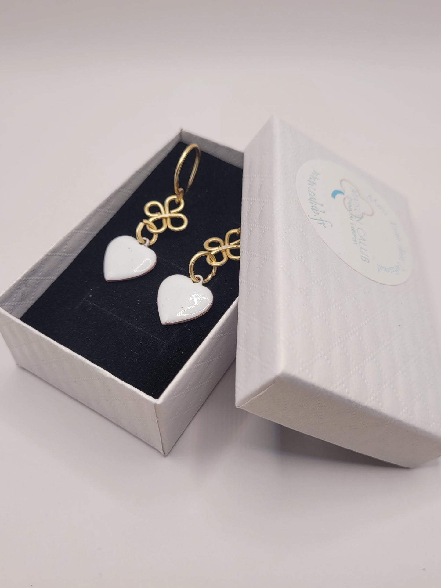 bijou artisanal fait main, boucles d'oreilles coeur en émail  blanc montage sur laiton doré. Création artisanale de maison calub. Emaux opaques