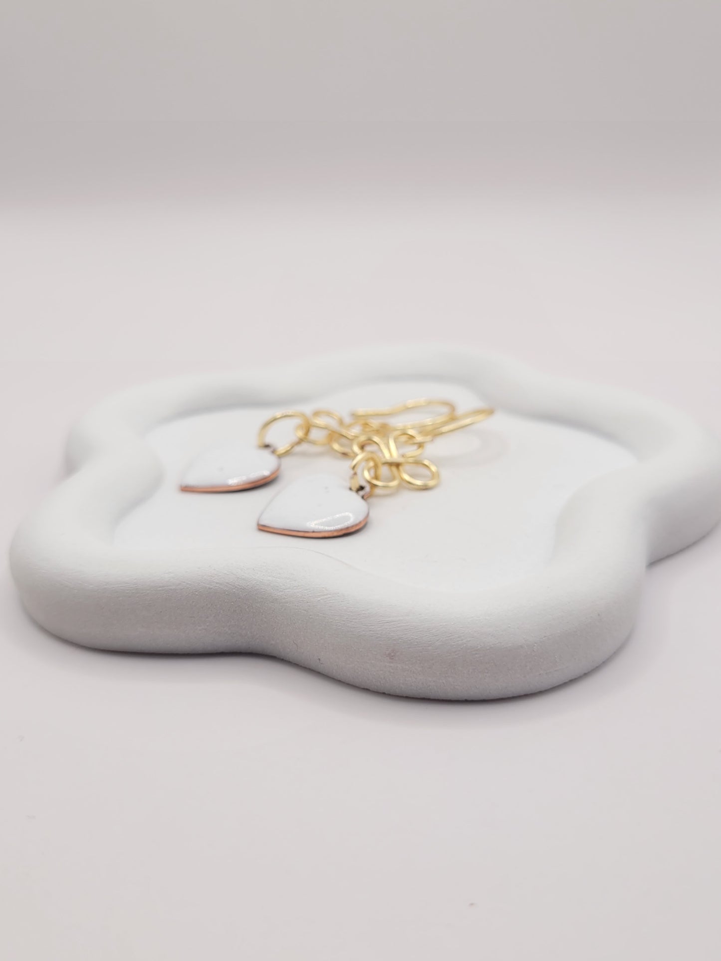 bijou artisanal fait main, boucles d'oreilles coeur en émail  blanc montage sur laiton doré. Création artisanale de maison calub. Emaux opaques
