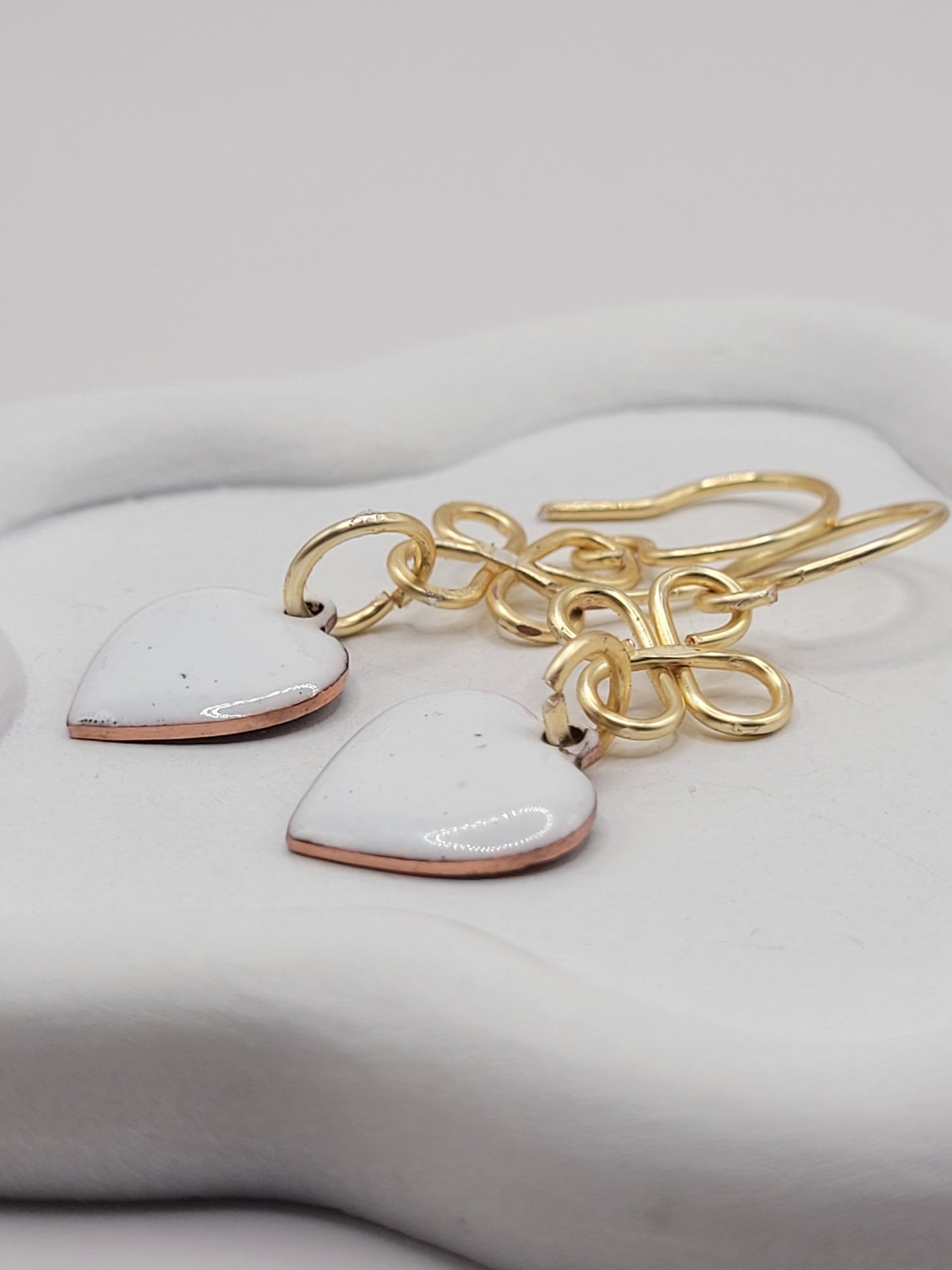 bijou artisanal fait main, boucles d'oreilles coeur en émail  blanc montage sur laiton doré. Création artisanale de maison calub. Emaux opaques