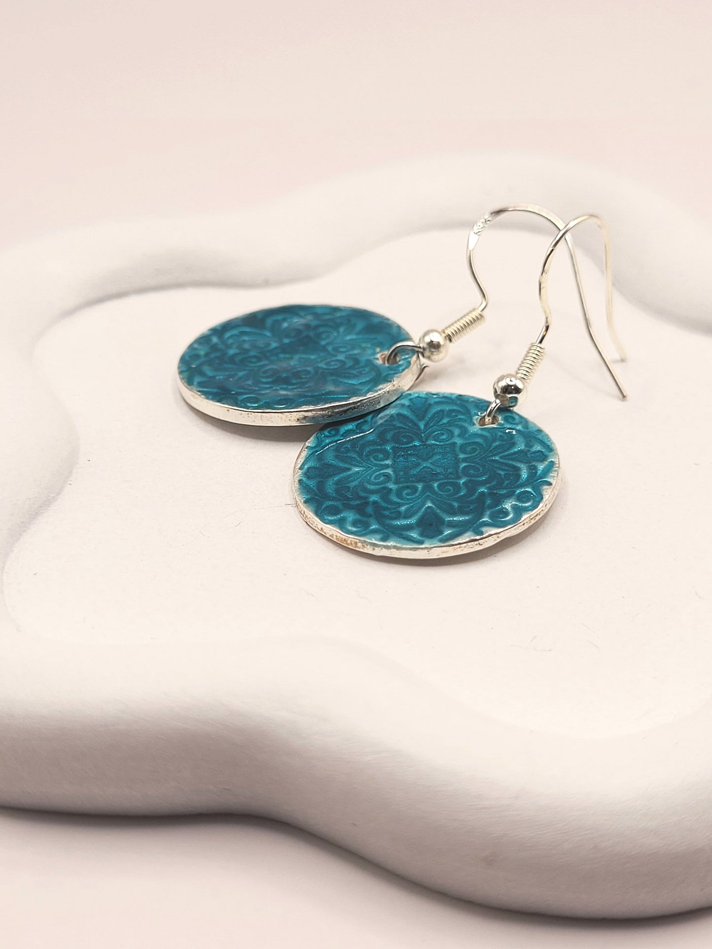 boucles d'oreilles uniques en émail sur argent fin basse-taille de petits motifs et émaux translucides bleus. Bijou artisanal de maison Calub les émaux de Provence Made in France