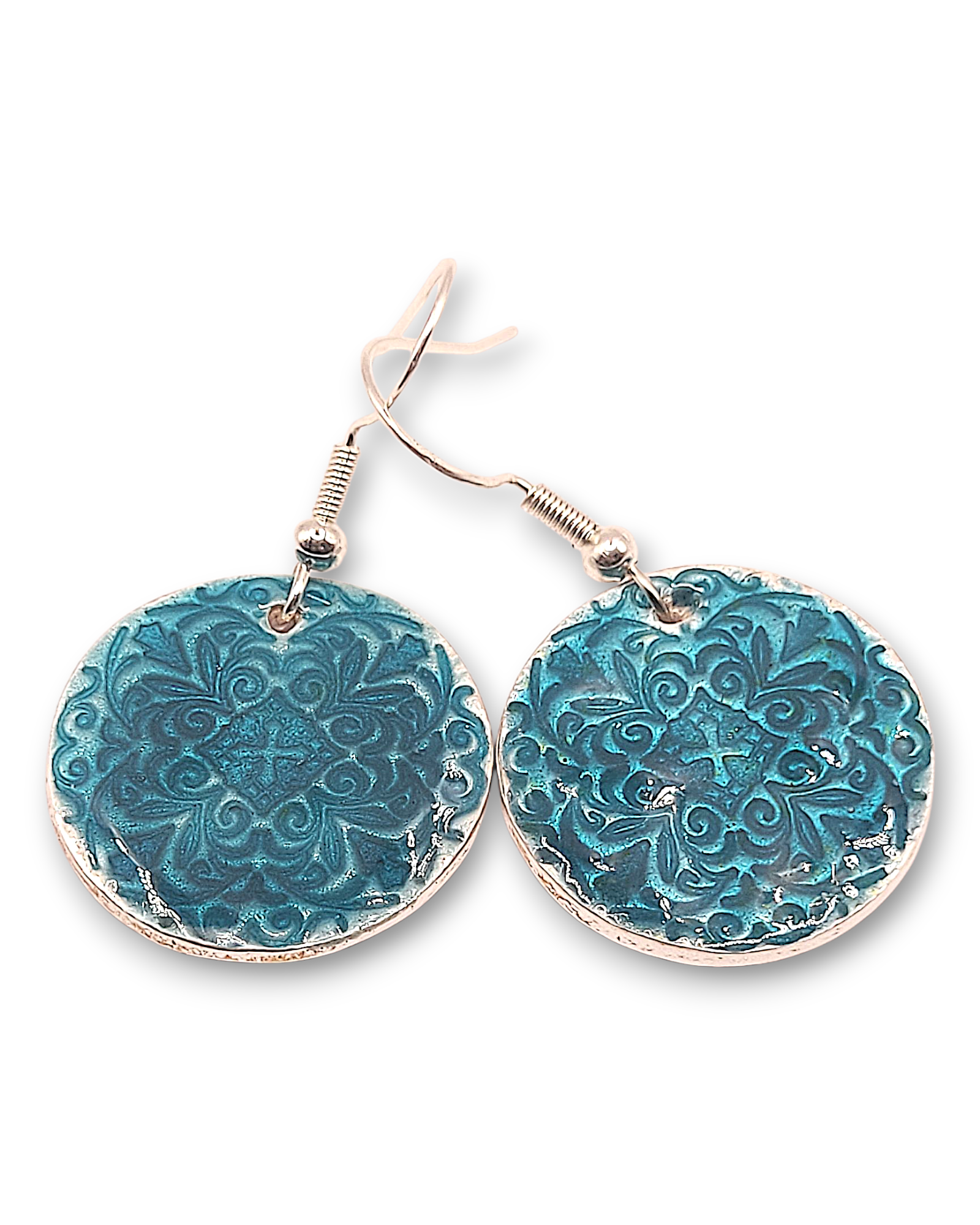 boucles d'oreilles uniques en émail sur argent fin basse-taille de petits motifs et émaux translucides bleus. Bijou artisanal de maison Calub les émaux de Provence Made in France