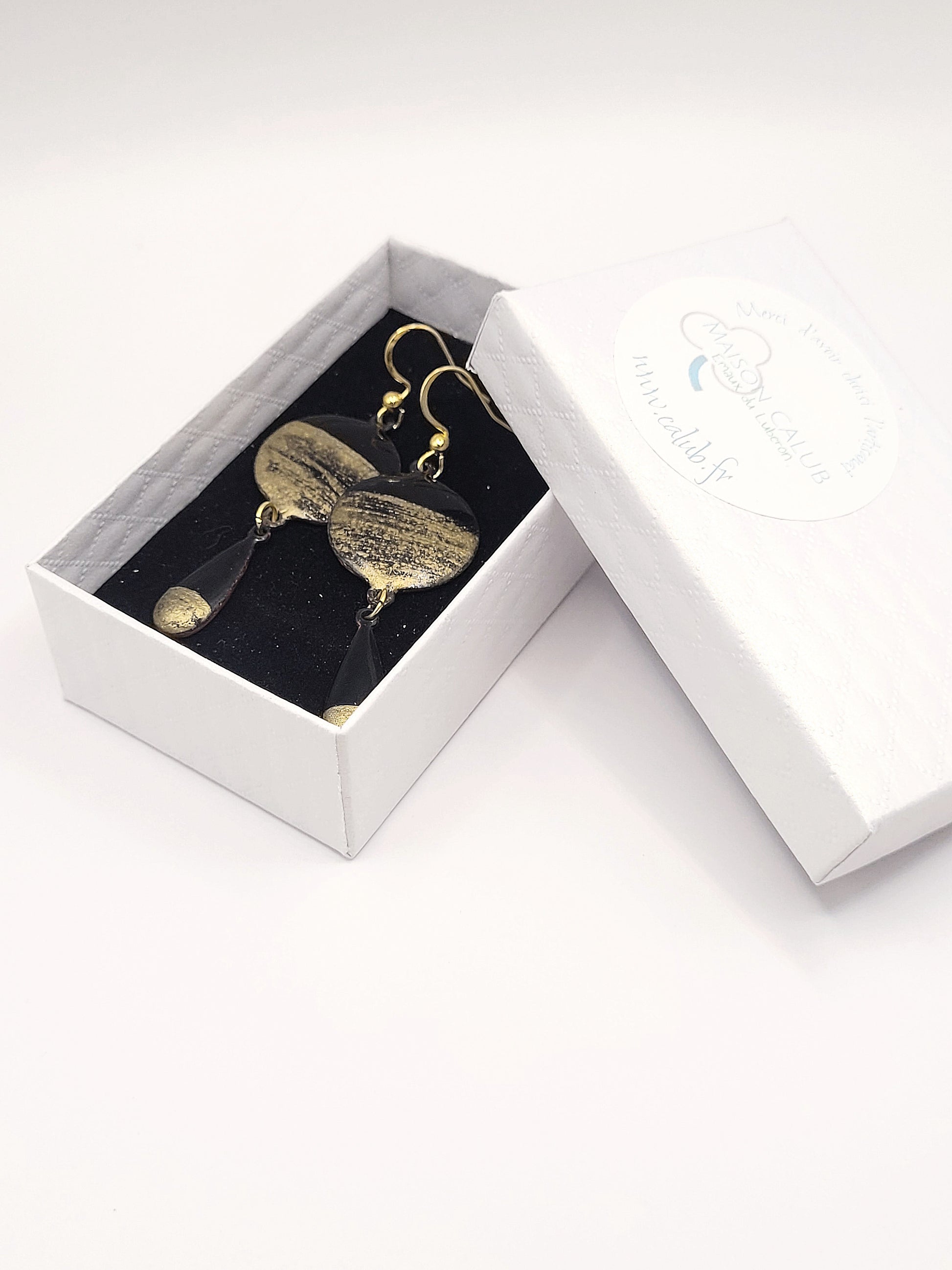 boucles d'oreilles chic noir et doré double pendant email sur cuivre . Emaux traditionnels fait main chez maison calub dans une petite boite cadeau