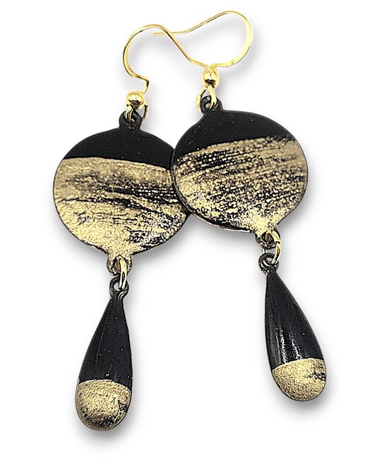 boucles d'oreilles chic noir et doré double pendant email sur cuivre . Emaux traditionnels fait main chez maison calub