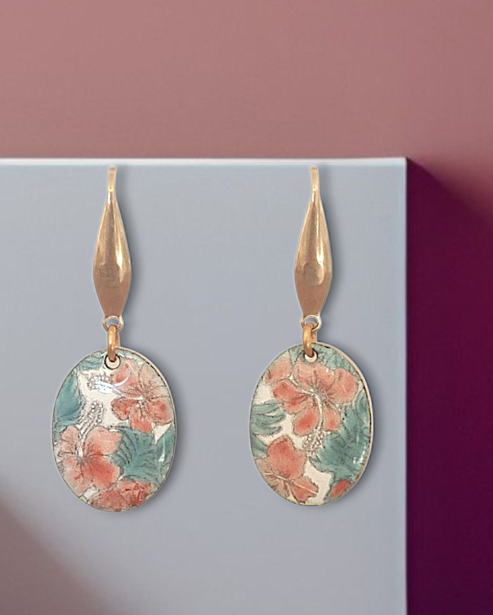 photo des boucles d'oreilles d'inspiration tissus LIBERTY en email sur cuivre fait main, émaux traditionnels maison calub