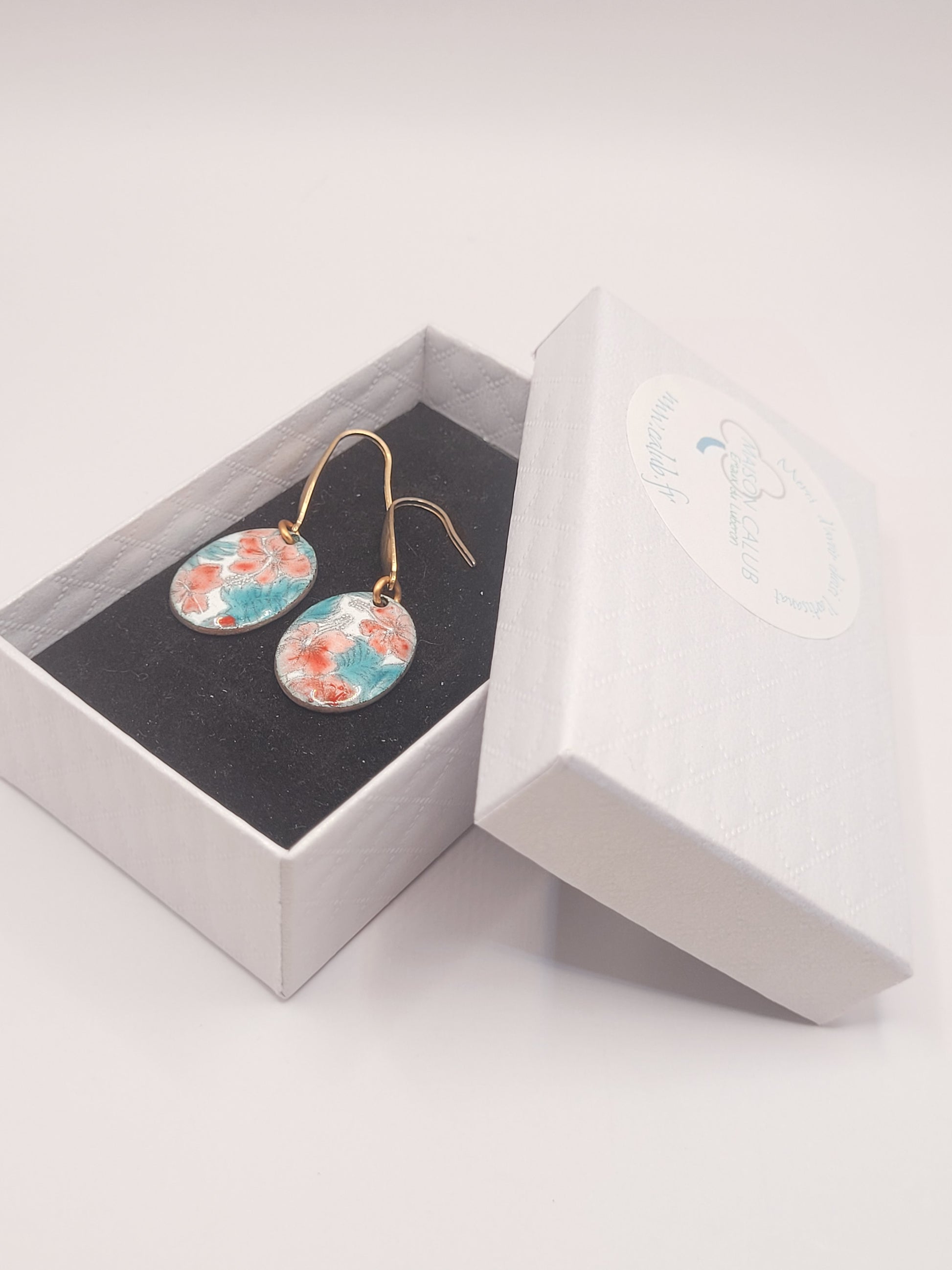 dans leur boite cadeau les boucles d'oreilles d'inspiration tissus LIBERTY en email sur cuivre fait main, émaux traditionnels maison calub