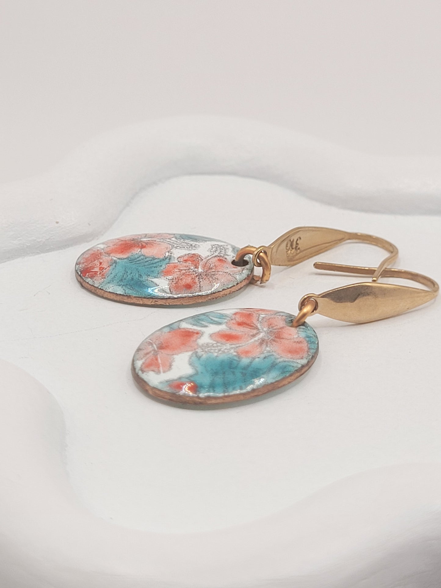 gros plan sur les boucles d'oreilles d'inspiration tissus LIBERTY en email sur cuivre fait main, émaux traditionnels maison calub