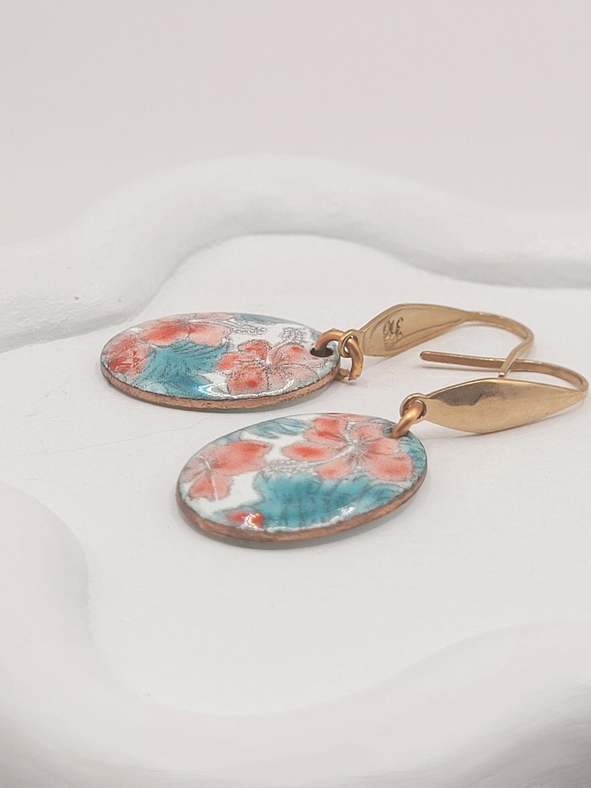 gros plan sur les boucles d'oreilles d'inspiration tissus LIBERTY en email sur cuivre fait main, émaux traditionnels maison calub