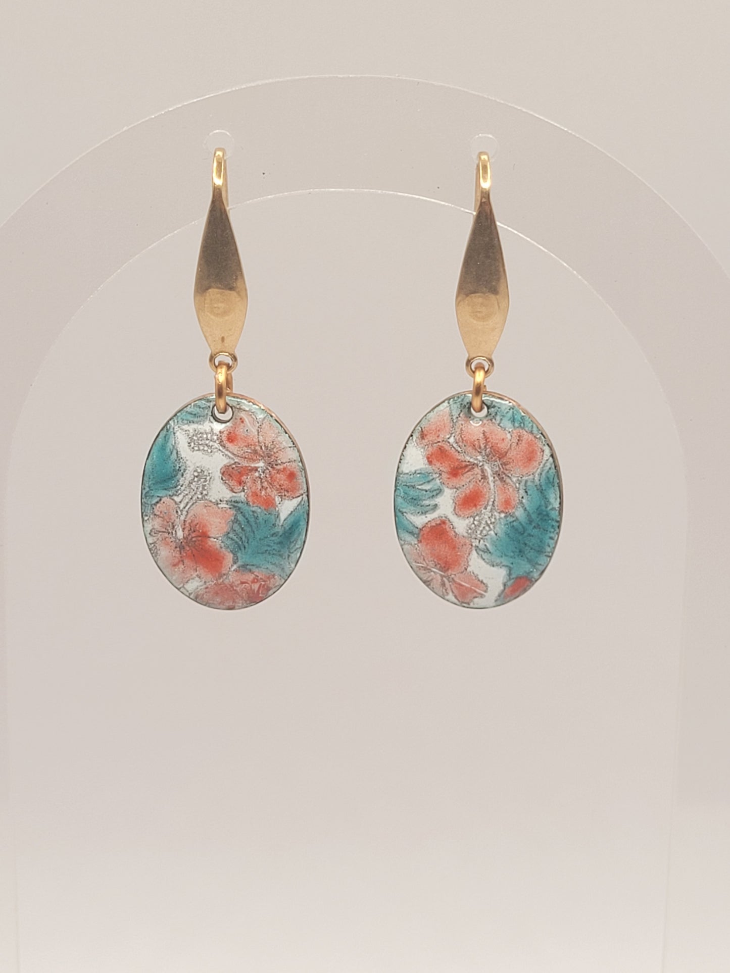 présentation des boucles d'oreilles d'inspiration tissus LIBERTY en email sur cuivre fait main, émaux traditionnels maison calub