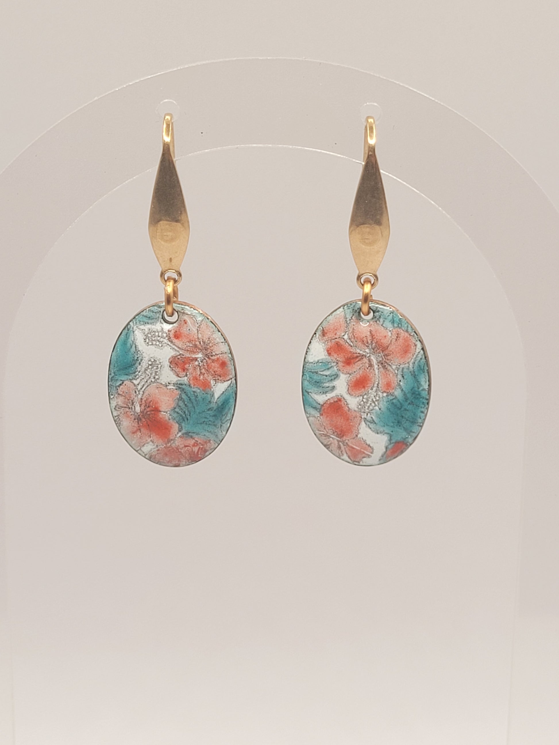 présentation des boucles d'oreilles d'inspiration tissus LIBERTY en email sur cuivre fait main, émaux traditionnels maison calub