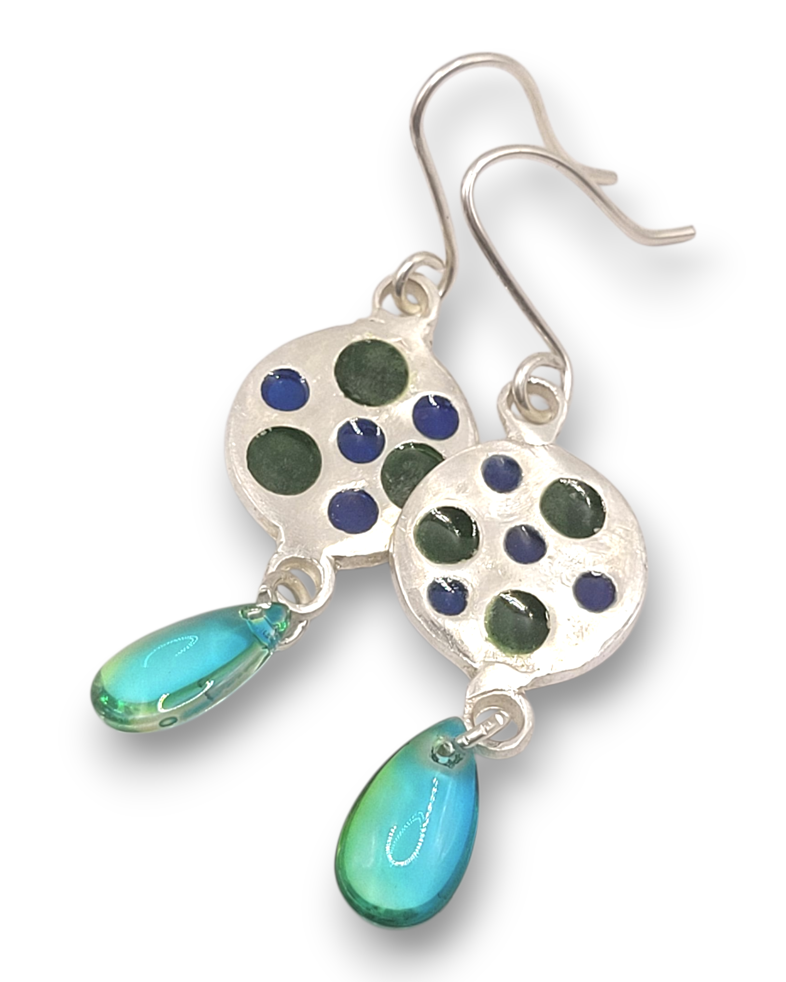 boucles d'oreilles uniques en émail sur qrgent fin plique-à-jour émaux translucides bleus et vert. Le pendant est prolongé par une perle de verre verte. Bijou artisanal made in France dans les ateliers du Luberon Maison Calub en Provence