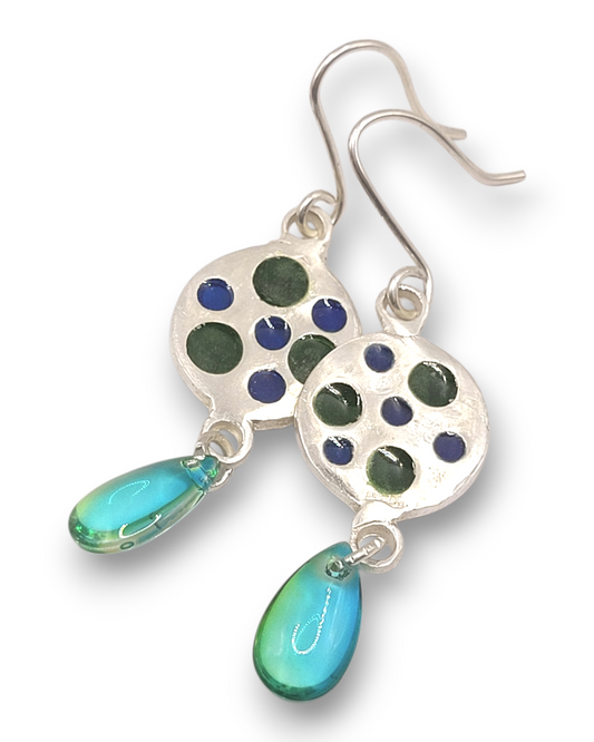 boucles d'oreilles uniques en émail sur qrgent fin plique-à-jour émaux translucides bleus et vert. Le pendant est prolongé par une perle de verre verte. Bijou artisanal made in France dans les ateliers du Luberon Maison Calub en Provence