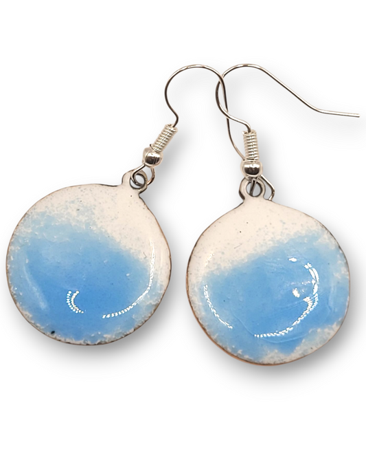 sur fond blanc les boucles d'oreilles rondes oh bleu de maison calub pendant en émail sur cuivre bleu translucide sur fond blanc émaux traditionnels