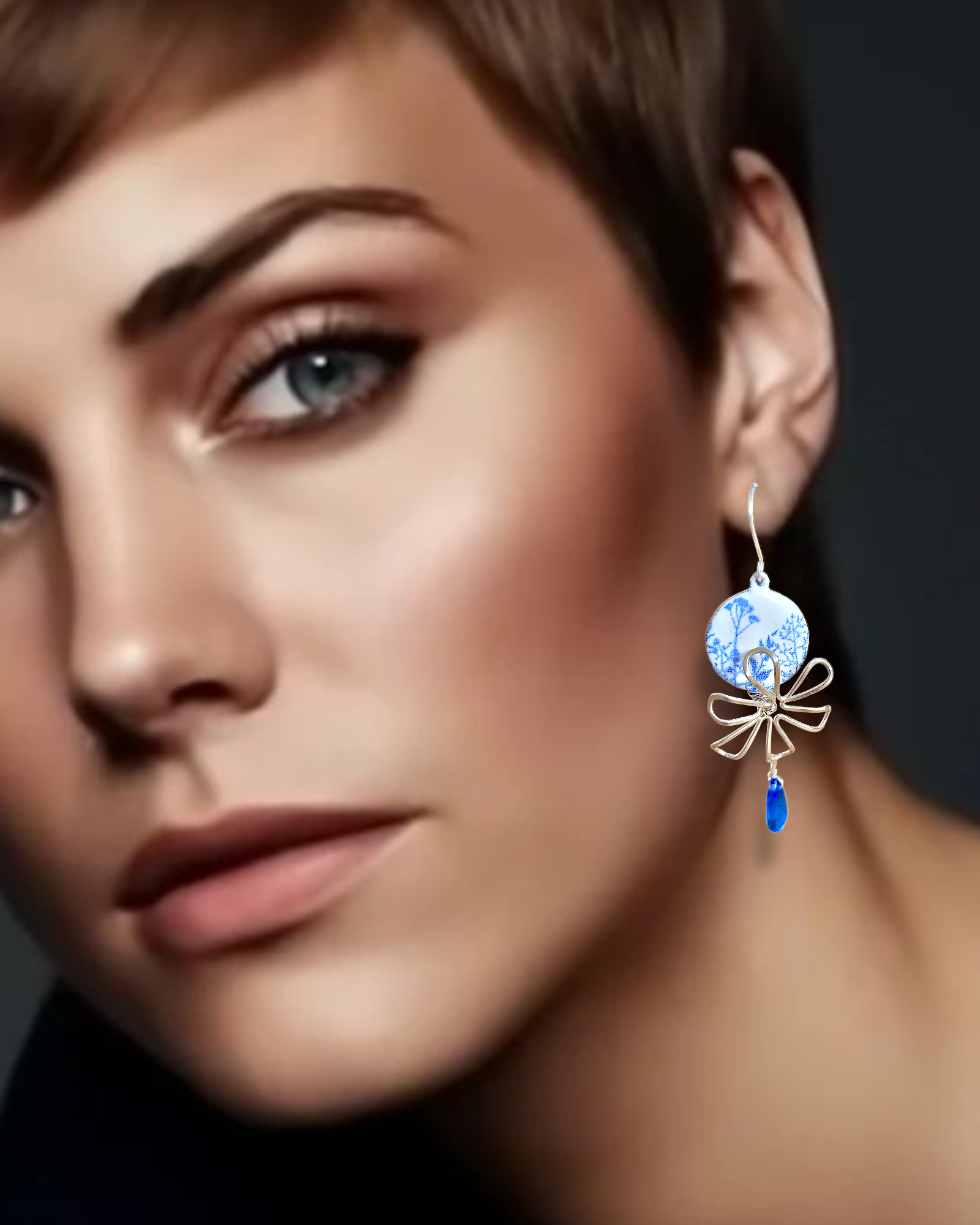boucles d'oreilles évocant la porcelaine fin blanche et bleue, maison Calub design exclusif
