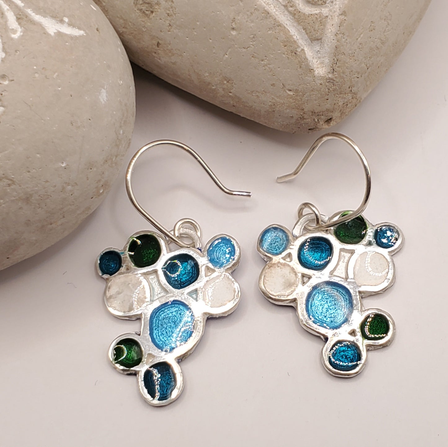 Boucles d'oreilles artisanales en émail grand feu sur argent représentant une grappe de raisin. fait main