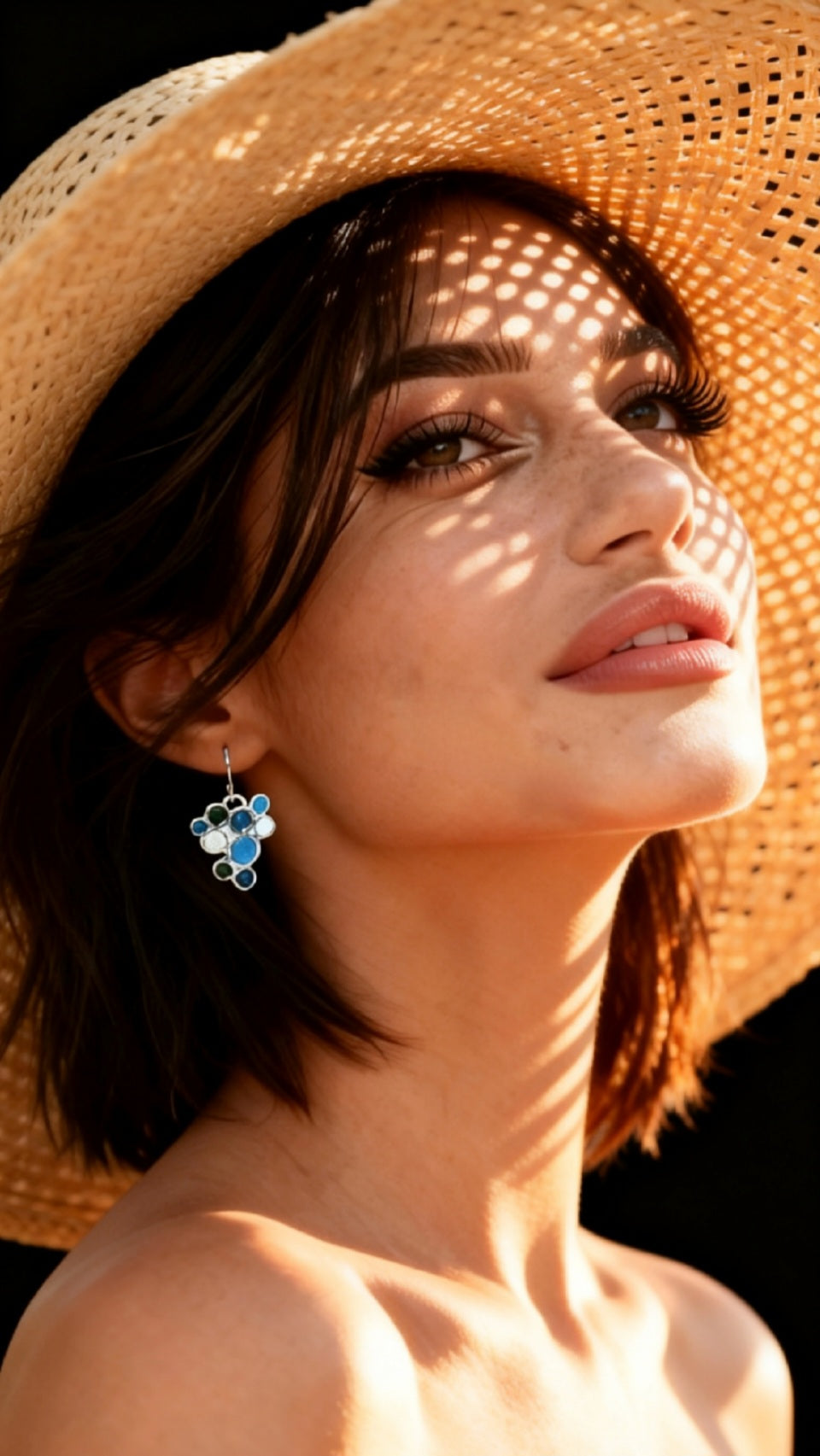 mannequin au chapeau portant les boucles d'oreilles artisanales en émail grand feu sur argent représentant une grappe de raisin.
