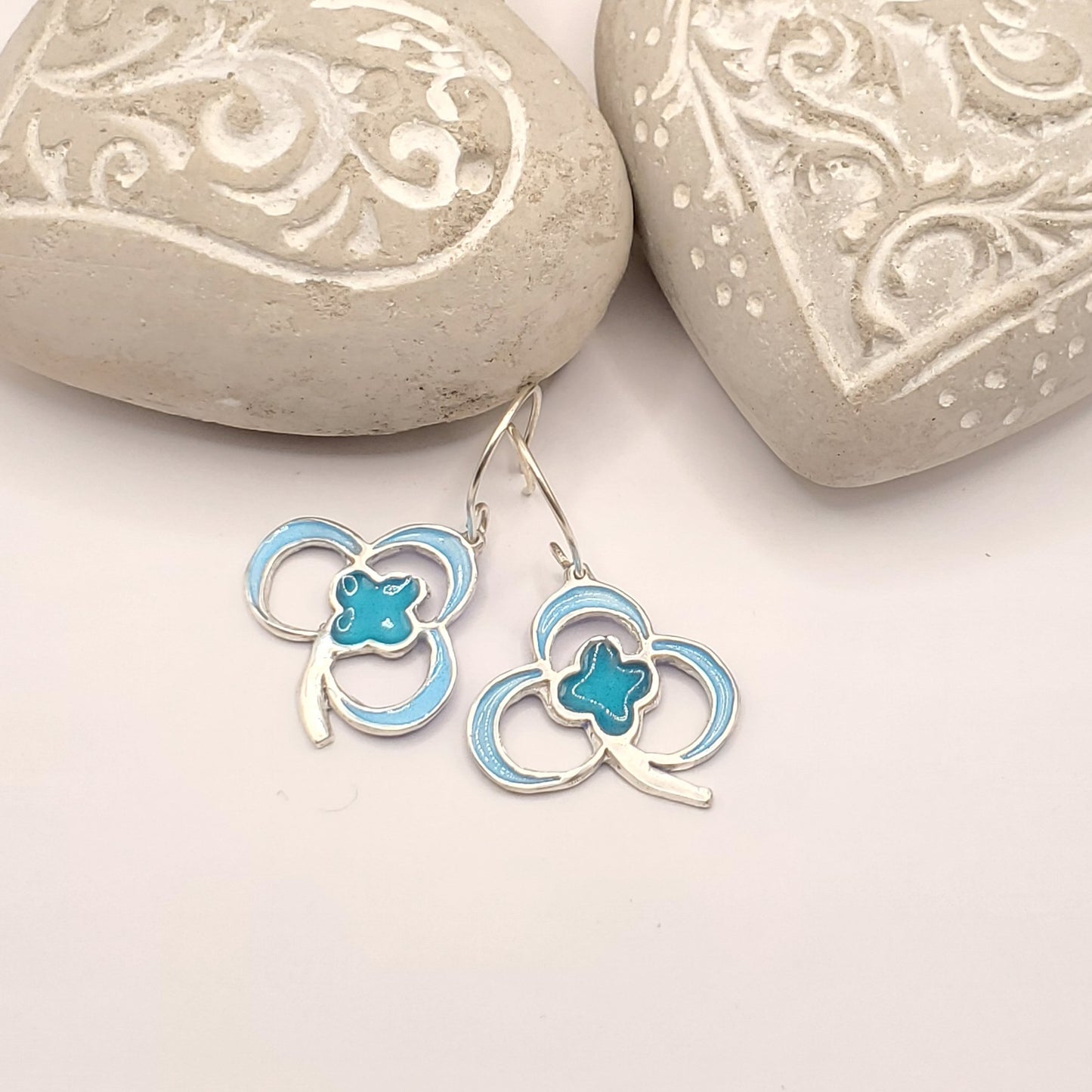 Boucles d'oreilles en email grand feu sur argent, motif double trefle bleu turquoise"