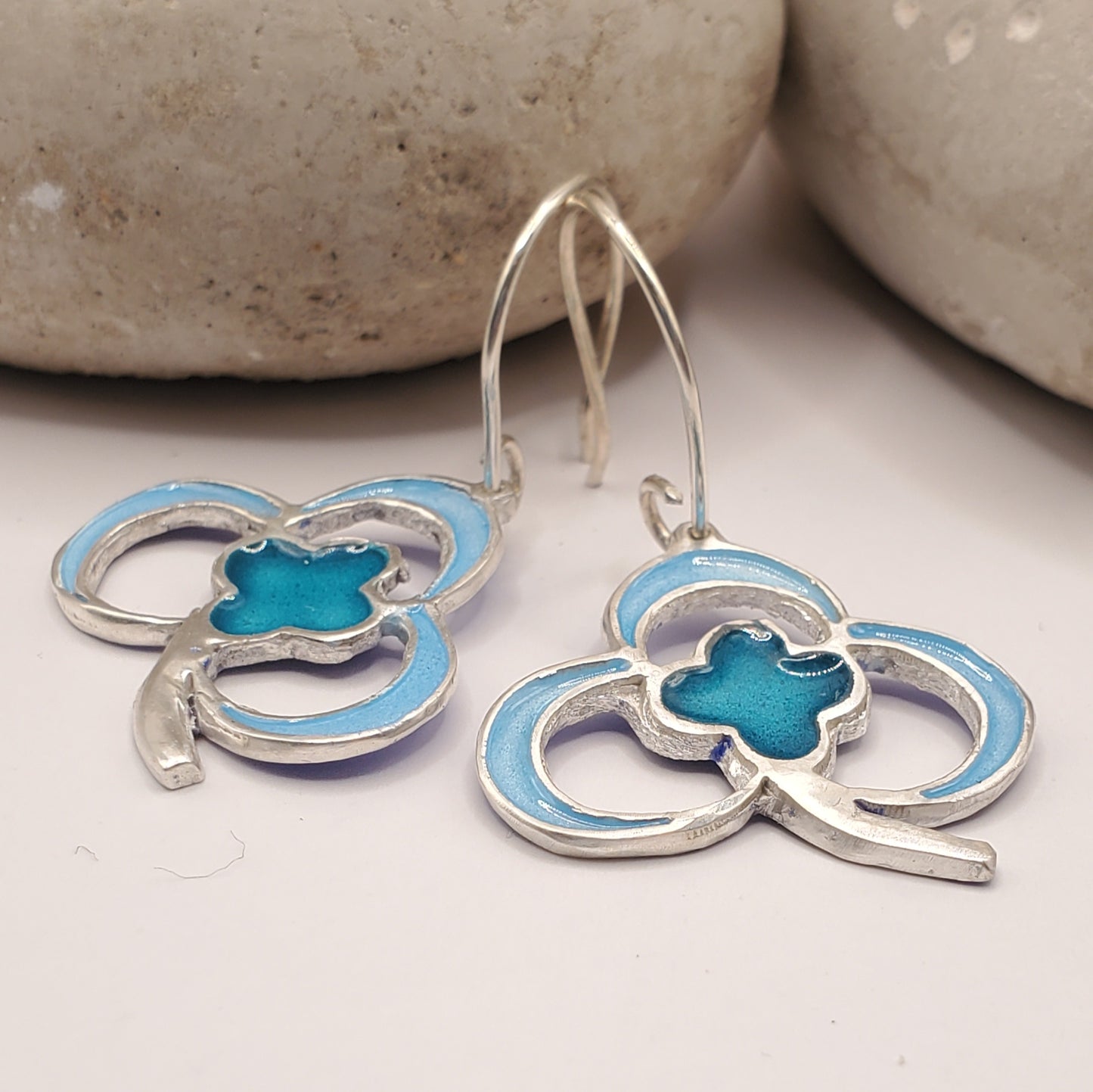 Boucles d'oreilles en email grand feu sur argent, motif double trefle bleu turquoise