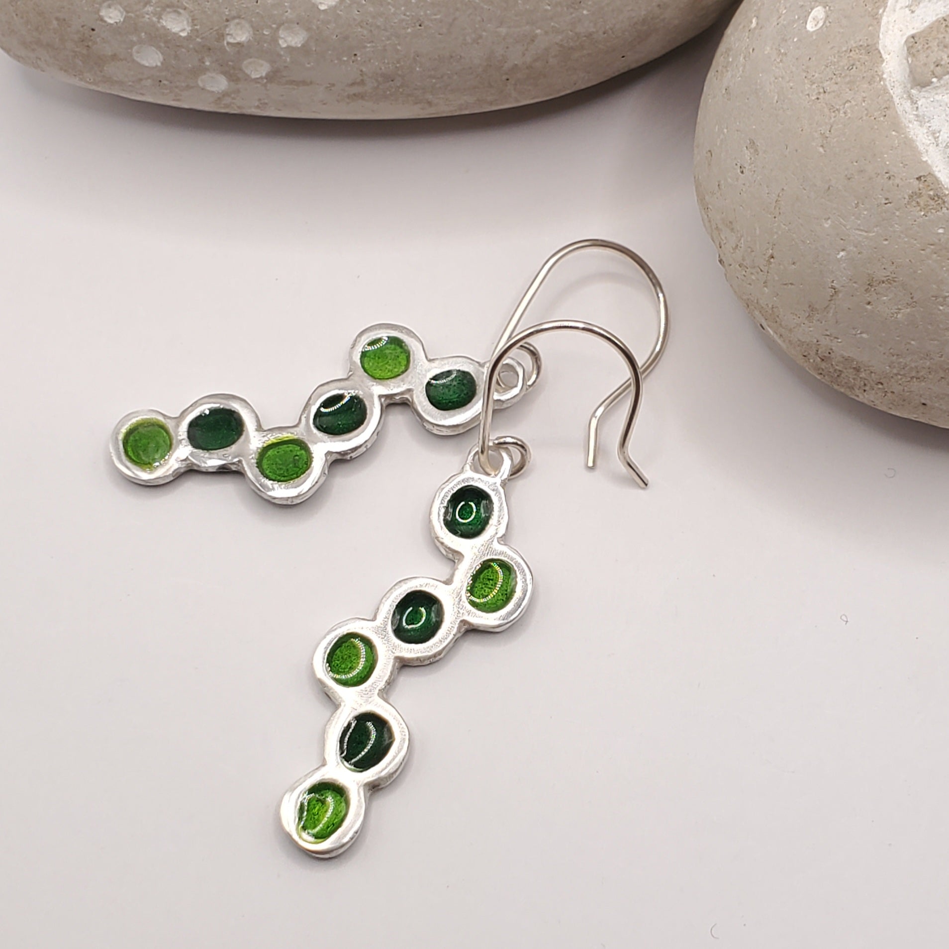 Boucles d'oreilles artisanales email, ligne zigzag de bulles vertes, pièce unique fait main France.