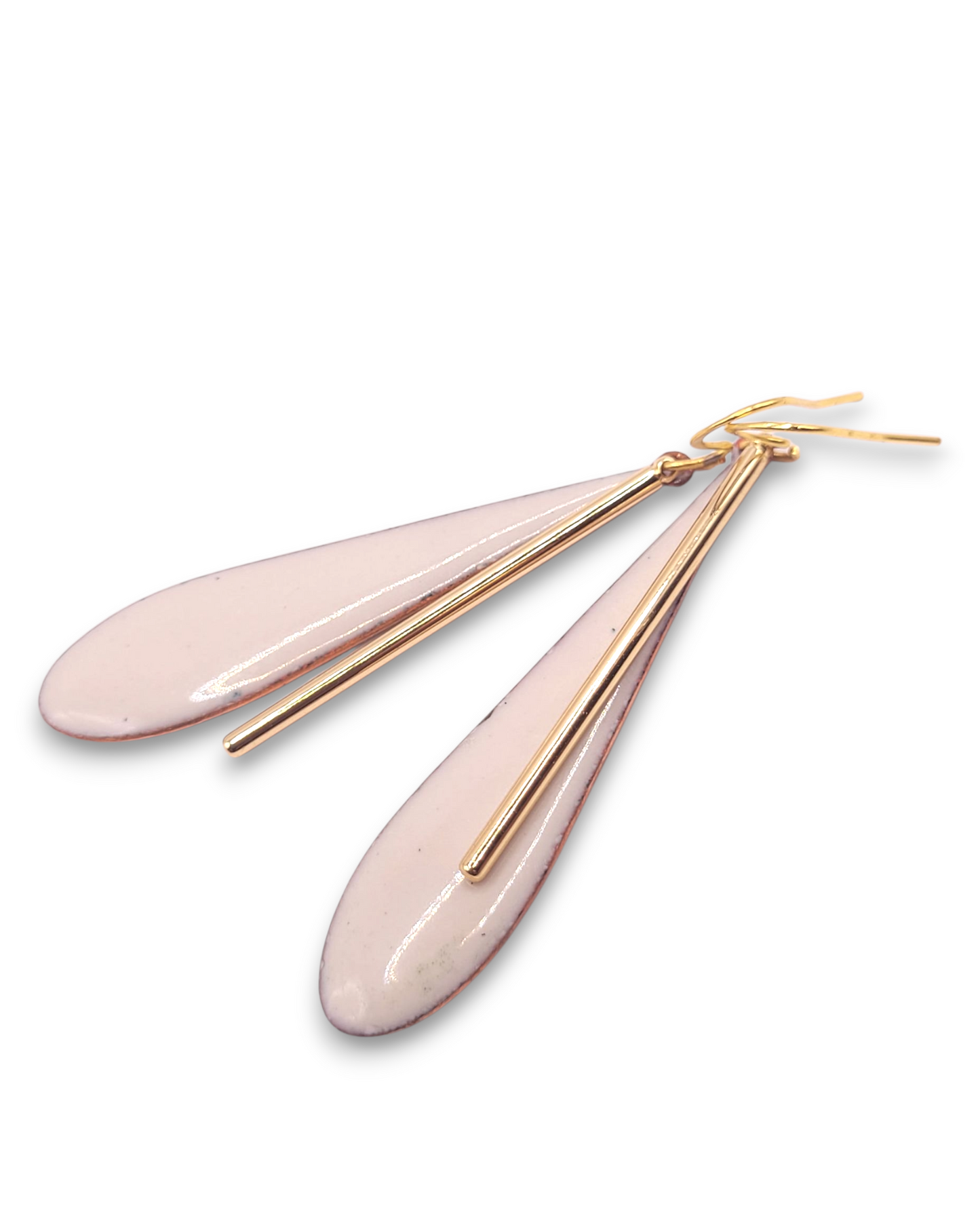 bijou artisanal boucles d'oreilles en email blanc grème et agrémentées d'une longue breloque dorée très simples et légères création maison Calub. Fond blanc