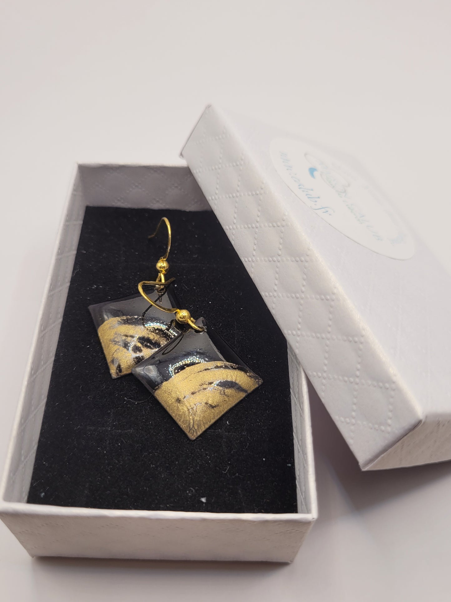 bijou artisanal boucles d'oreilles chic noir et doré losange pendant email sur cuivre . Emaux traditionnels fait main chez maison calub dans une petite boite