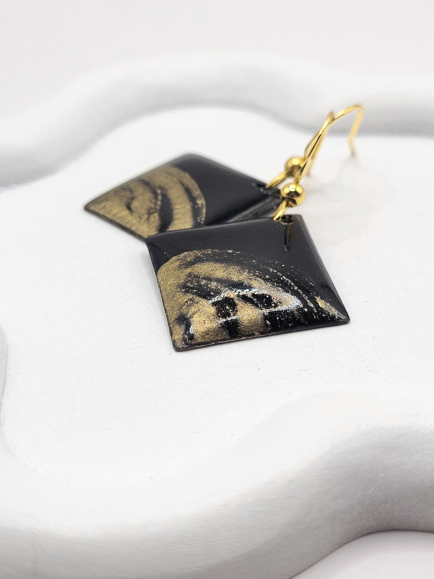 bijou artisanal boucles d'oreilles chic noir et doré losange pendant email sur cuivre . Emaux traditionnels fait main chez maison calub