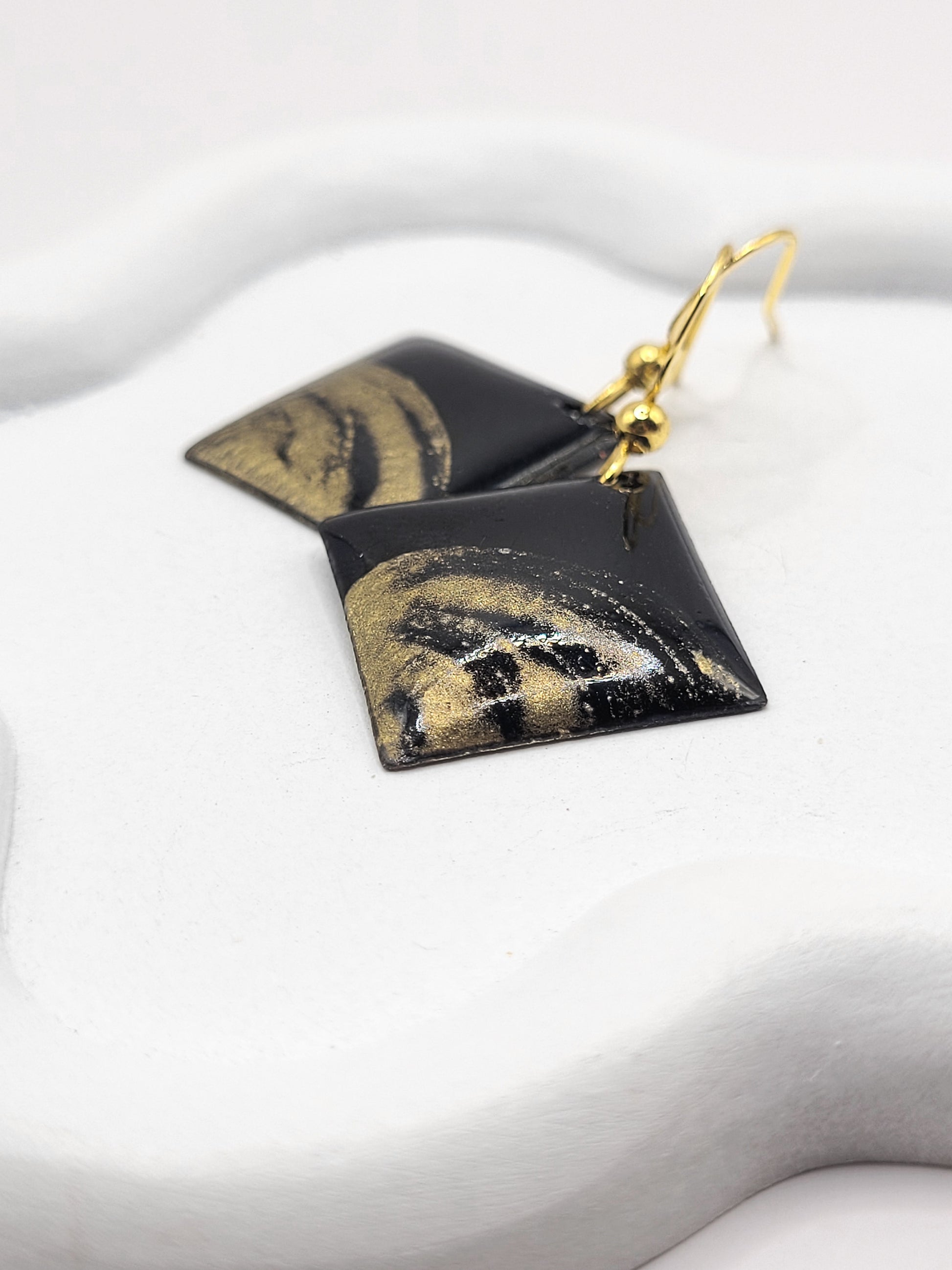 bijou artisanal boucles d'oreilles chic noir et doré losange pendant email sur cuivre . Emaux traditionnels fait main chez maison calub