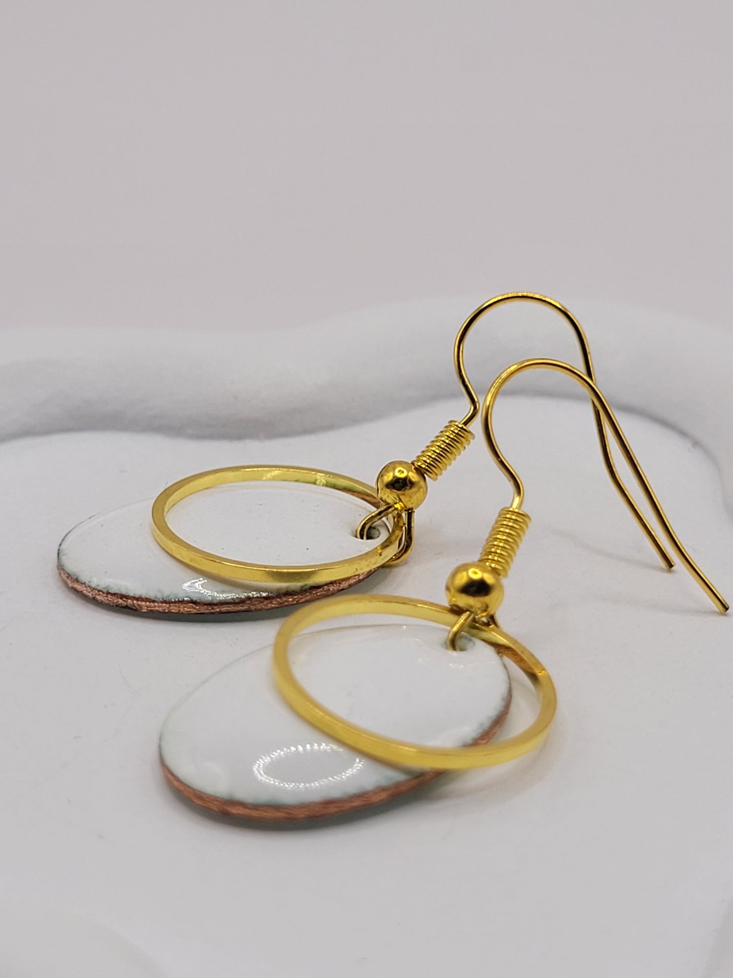 boucles d'oreilles blanches en émail avec un anneau doré. Emaux traditionnels fait main chez maison calub. Bijou artisanal