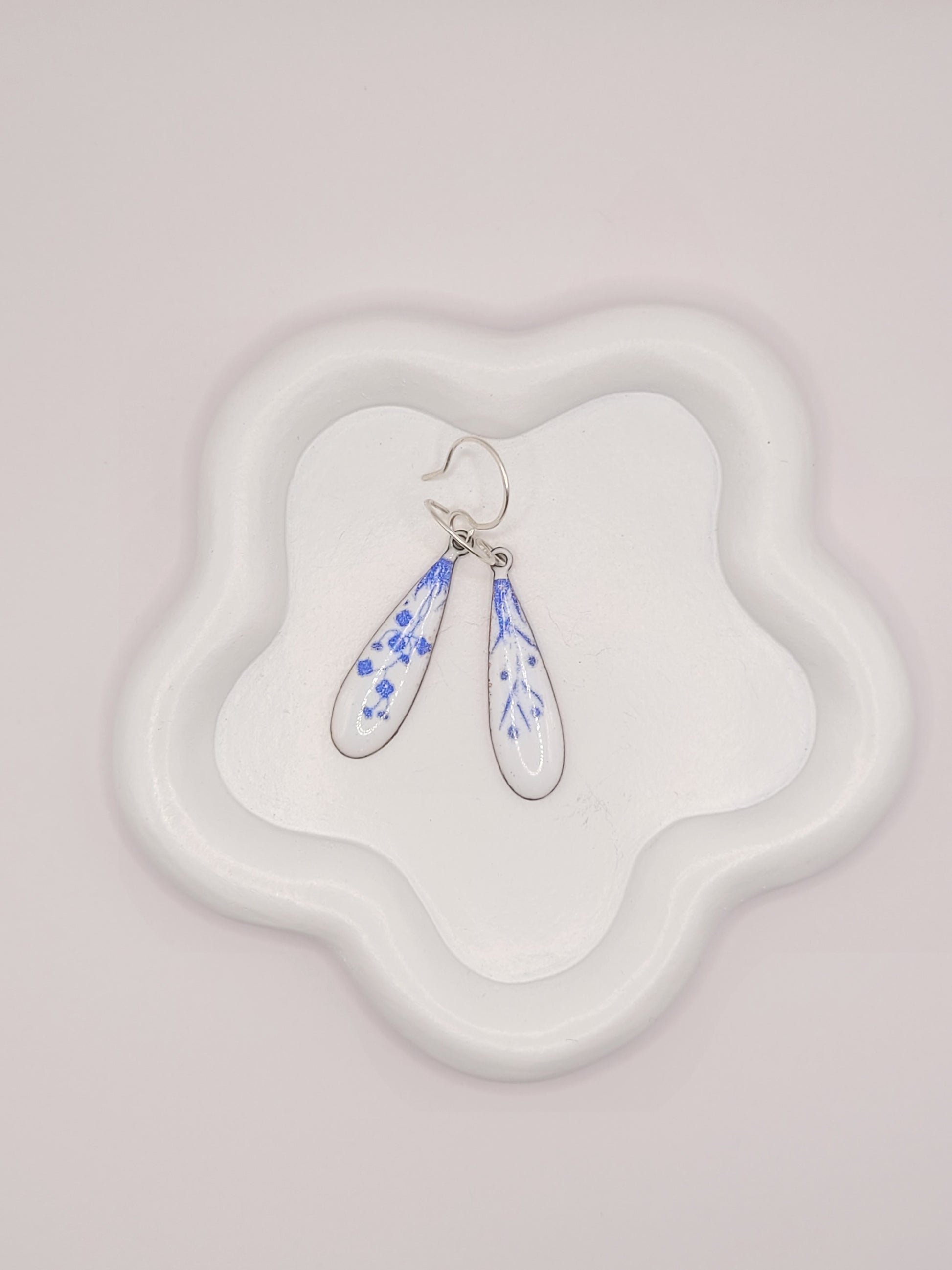 petites boucles d'oreilles effet porcelaine de maison Calub, email sur cuivre  fabriqué main, pendant forme goutte
