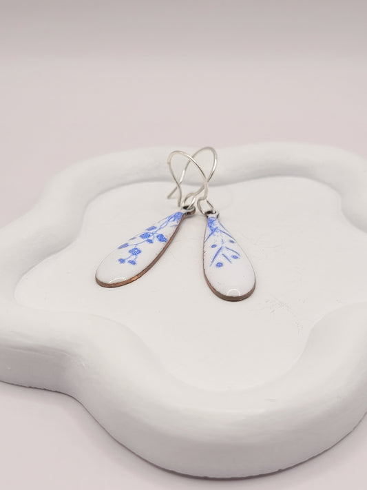petites boucles d'oreilles effet porcelaine de maison Calub, email sur cuivre  fabriqué main, pendant forme goutte
