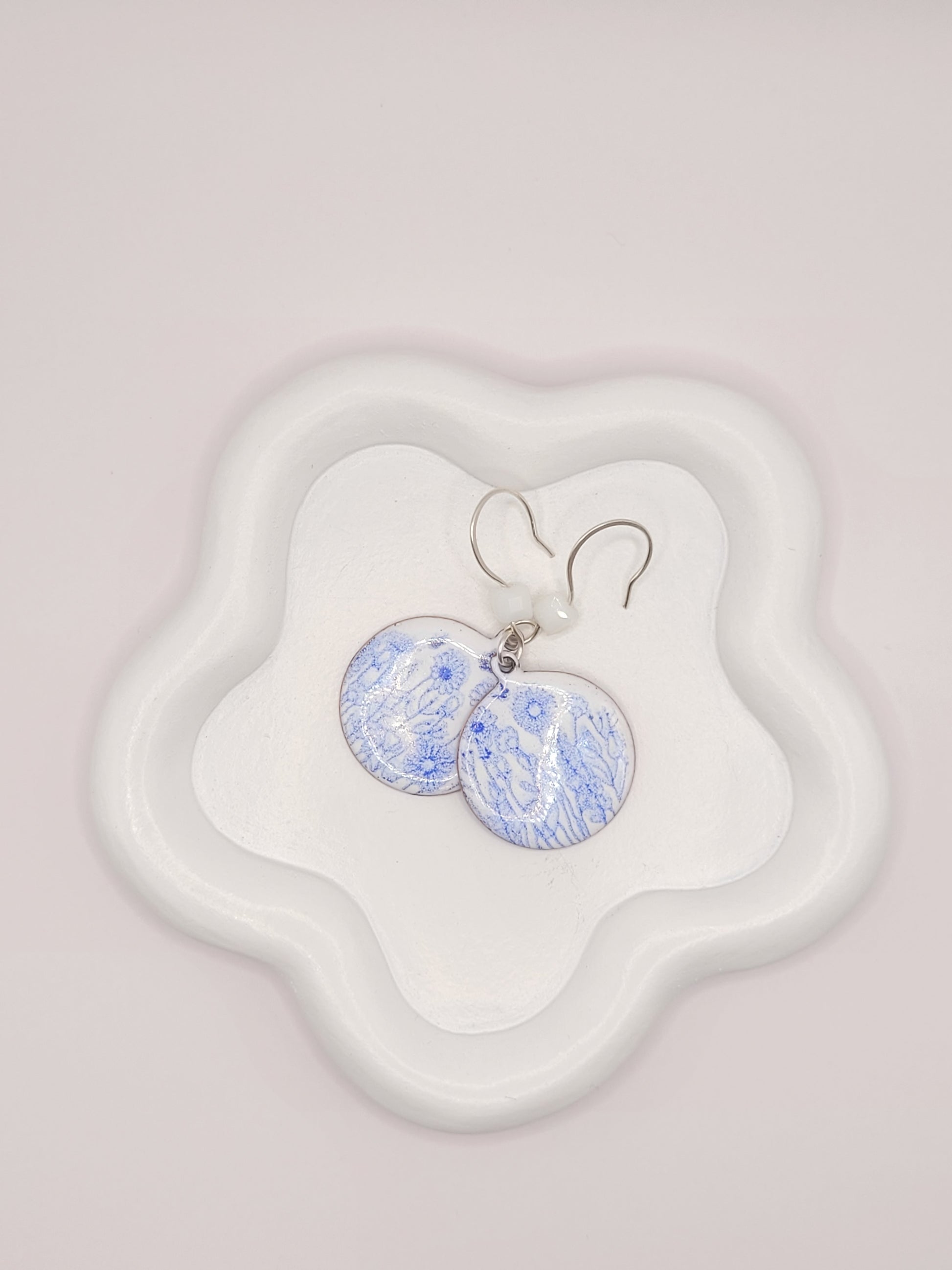 boucles d'oreilles effet porcelaine de maison Calub, email sur cuivre  fabriqué main, pendant forme ronde
