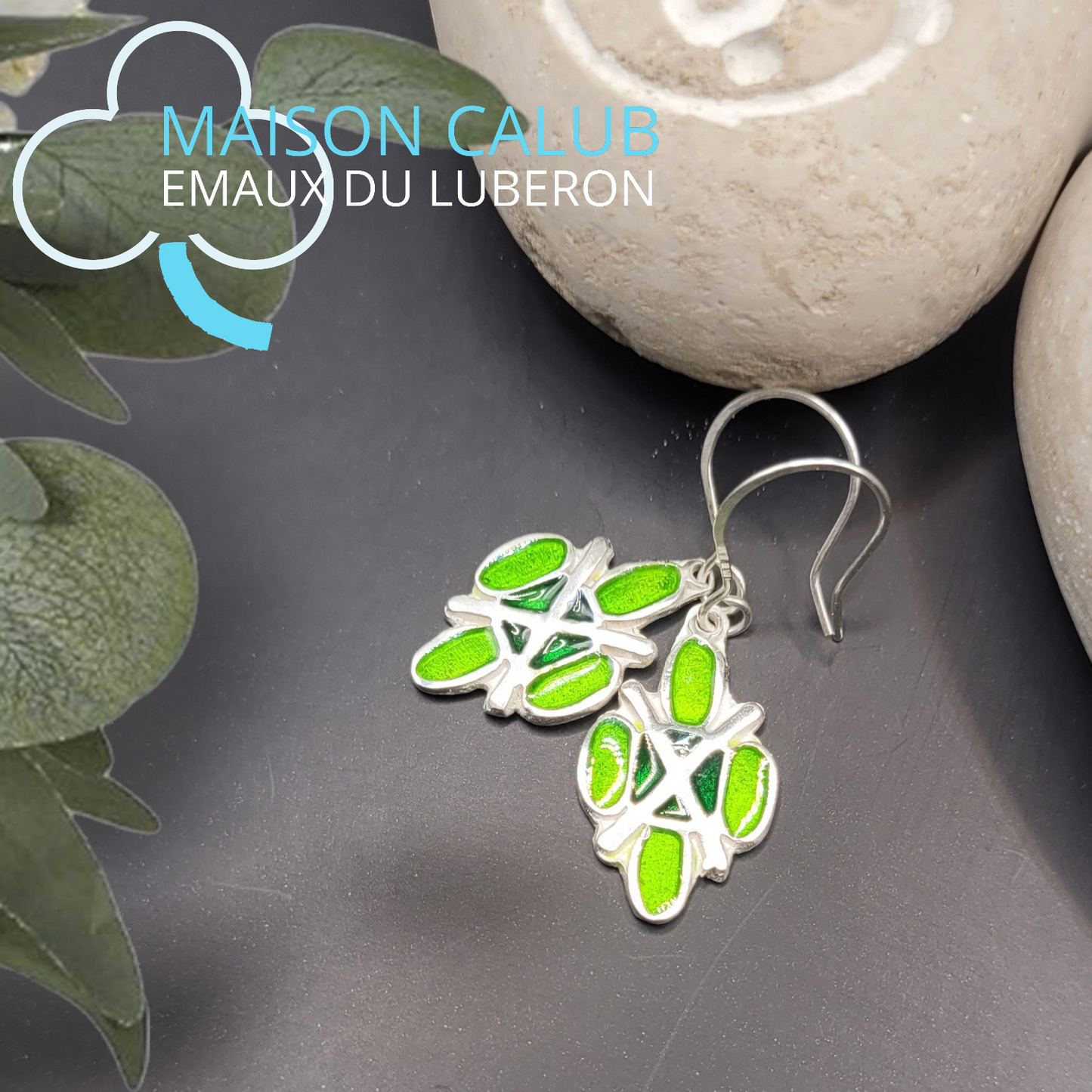 Boucles d'oreilles en email grand feu sur argent, motif art deco quatre cabochons vert
