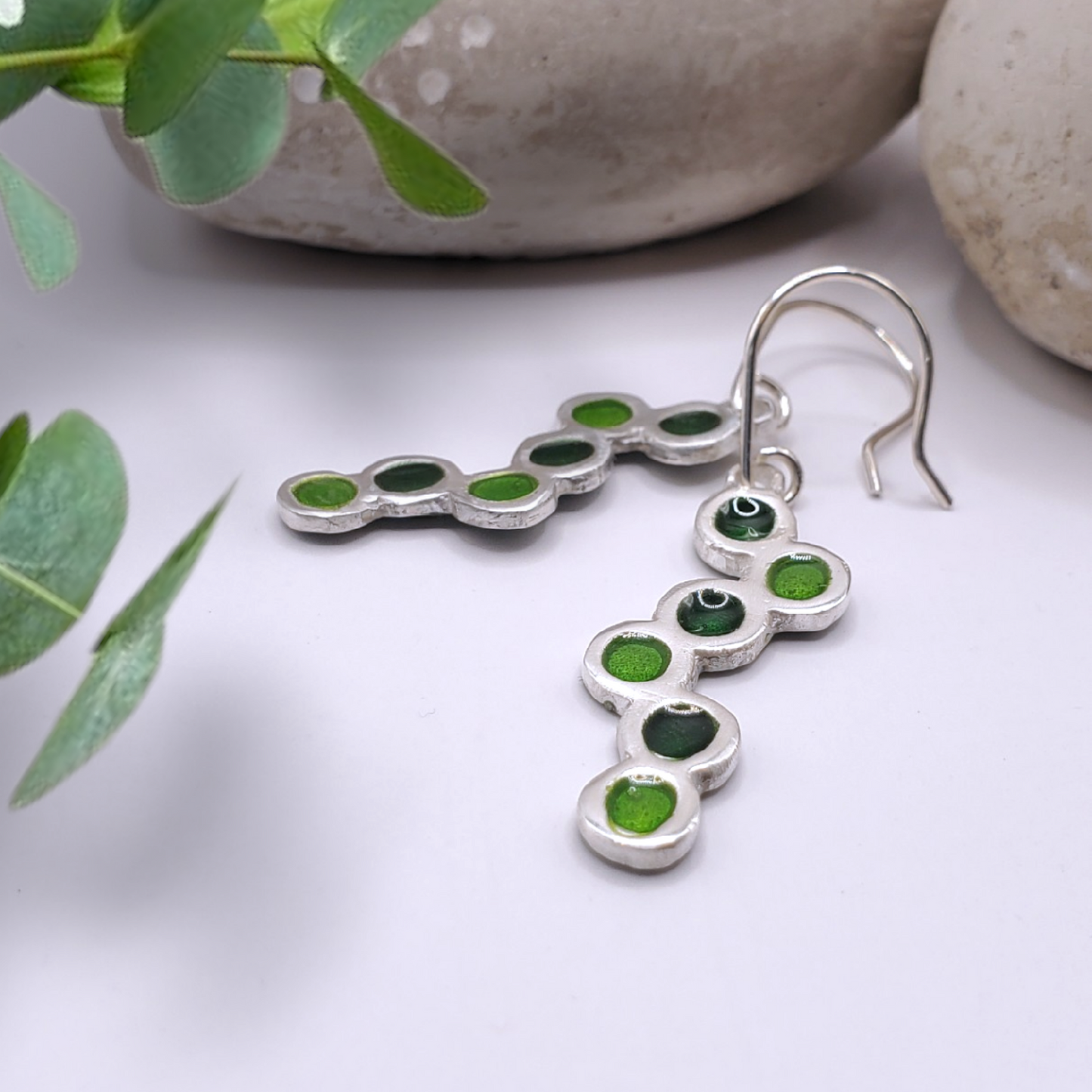 Boucles d'oreilles artisanales emaux argent, design graphique bulles vertes