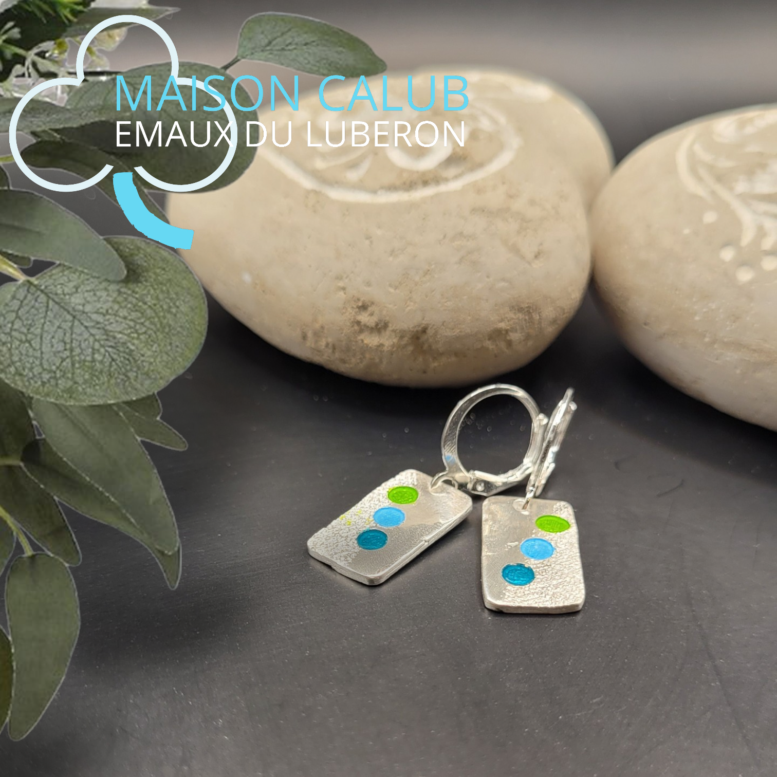 Boucles d'oreilles en email grand feu sur argent brossé, motif confetti bleu turquoise et vert