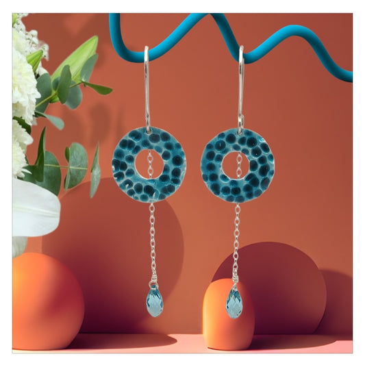 Boucles d'oreilles artisanales en email grand feu sur argent, effet martelé turquoise avec cristal bleu